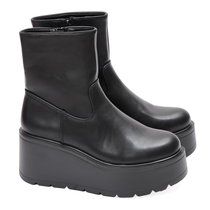 Stivaletto in simil pelle con zeppa