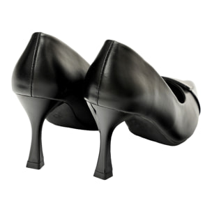 Decolletè in simil pelle con applicazione