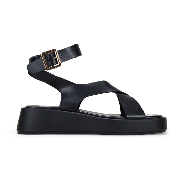 Sandalias de plataforma negras con hebilla