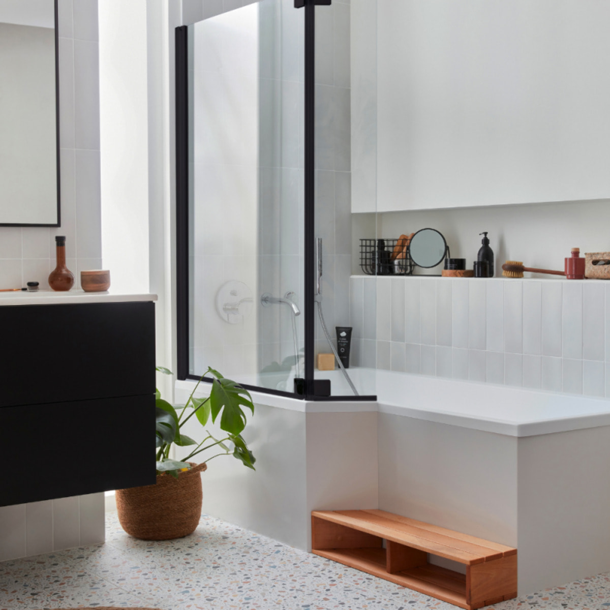 Pack baignoire bain douche 170 x 90 Neo version gauche + pare bain noir mat + tablier de baignoire en niche