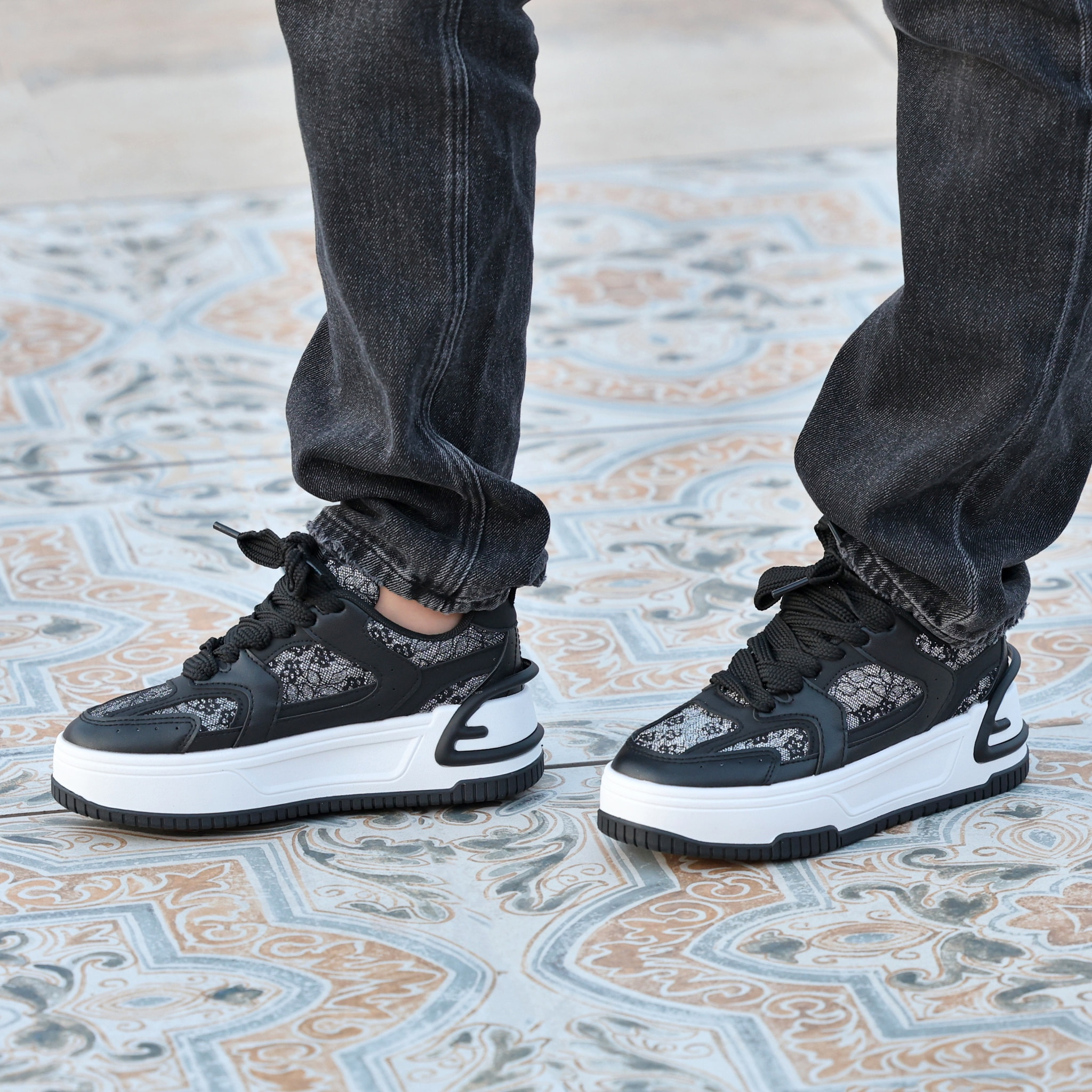 Sneakers in simil pelle platform con dettagli brillantinati