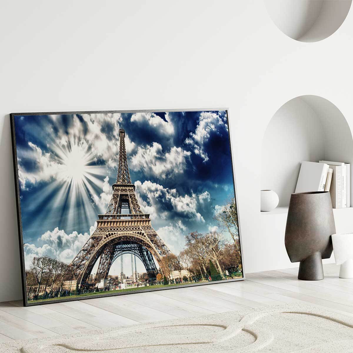 Affiche encadrée tour Eiffel sous un ciel dramatique Affiche + cadre en métal - Noir