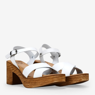 Sandalias de piel blancas con tacón de madera