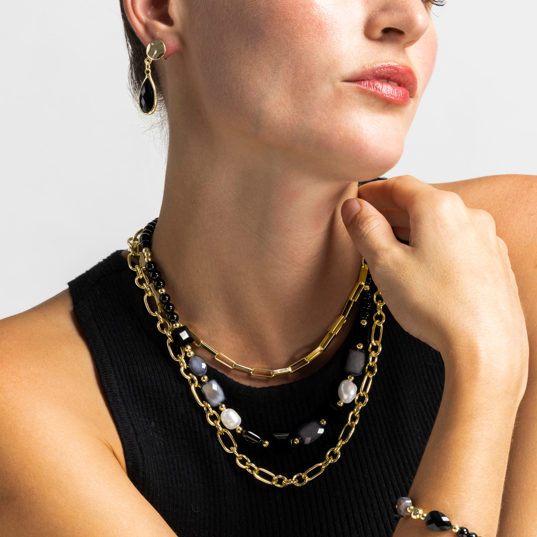 Collar con Resina Negra acabado oro 18k