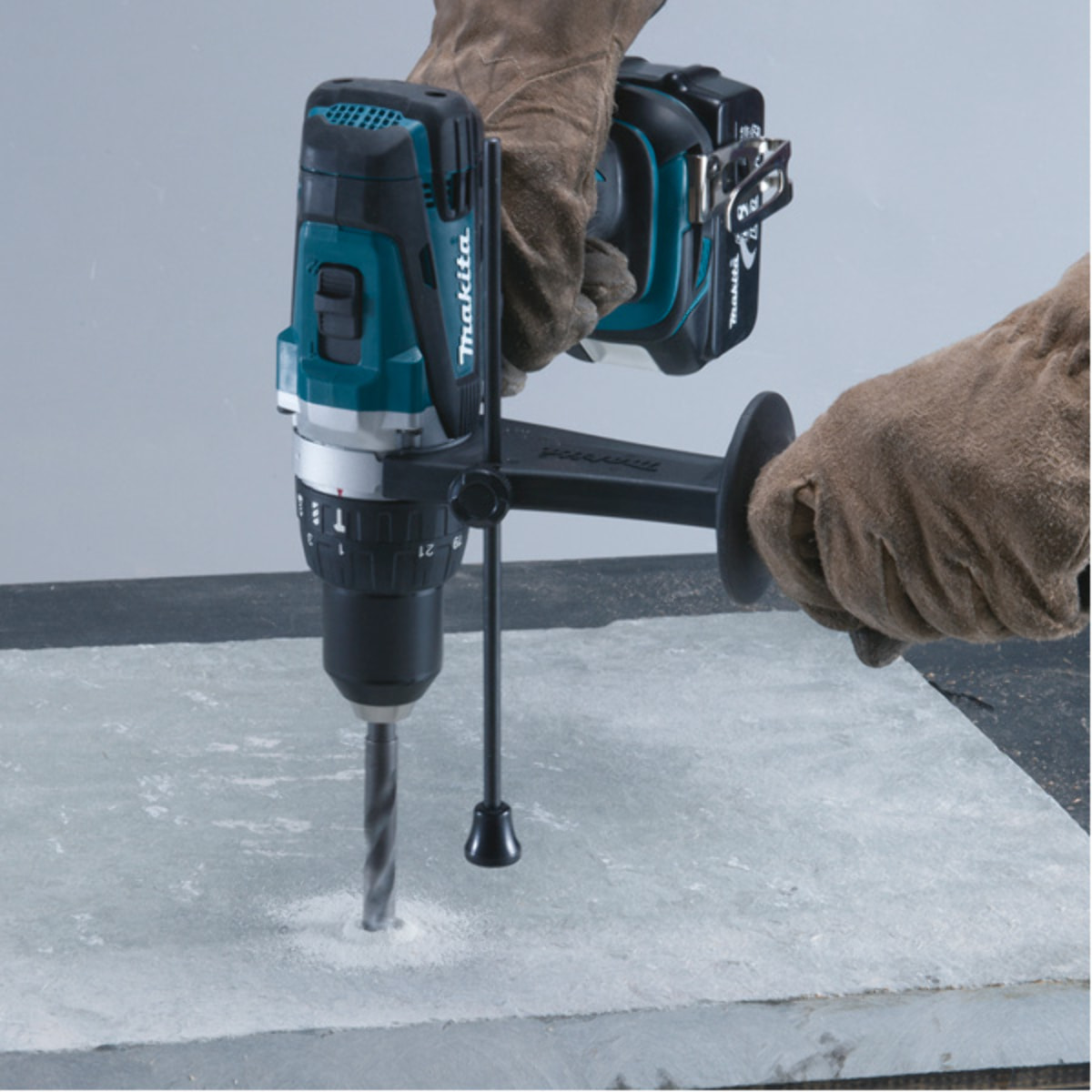 MAKITA Taladro de percusión 2 baterías 18V 5.0 Ah, cargador, maletín - Ø13mm - DHP458RTJ