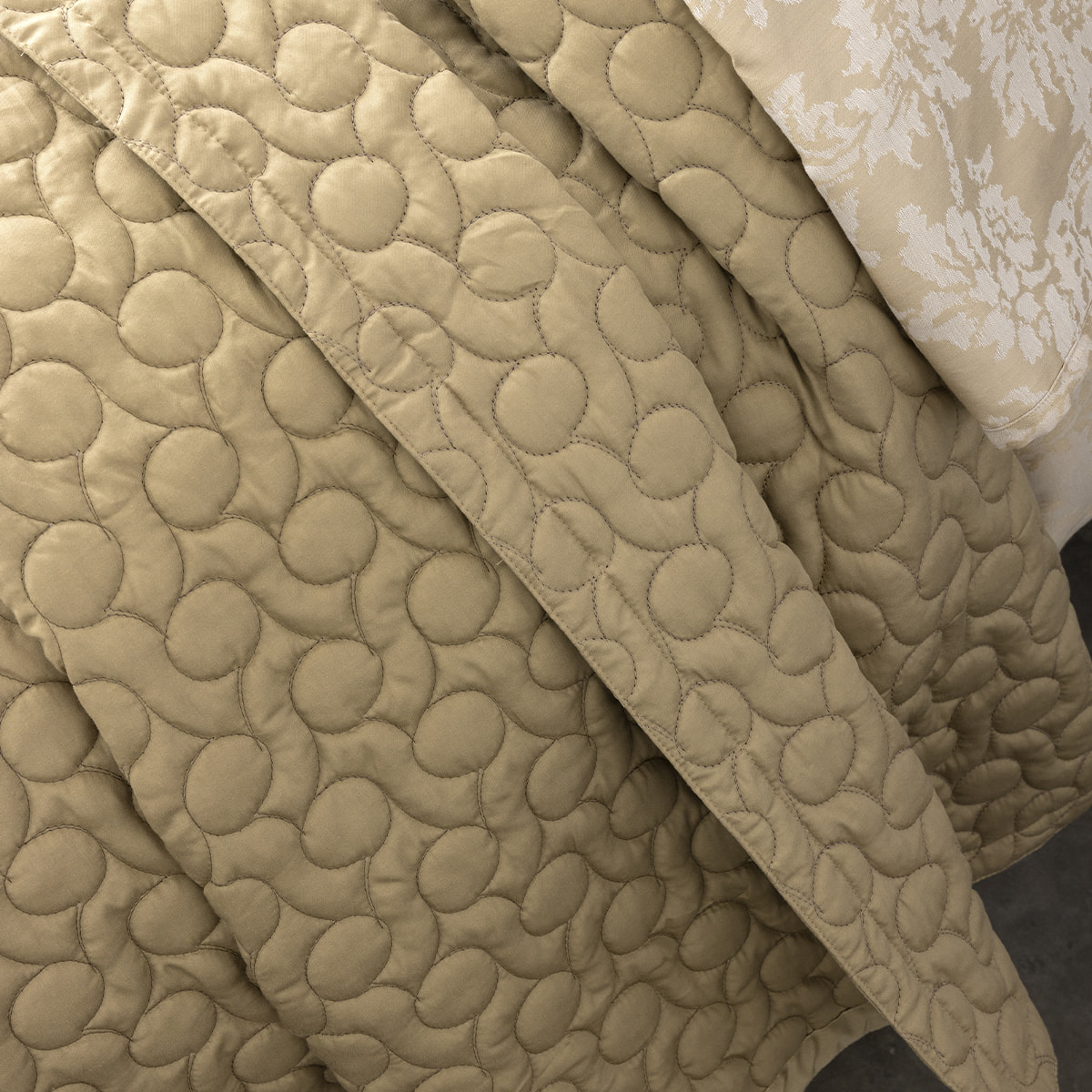 Couvre lit matelassé en satin de coton bio, POÉSIE, Jaune Desert