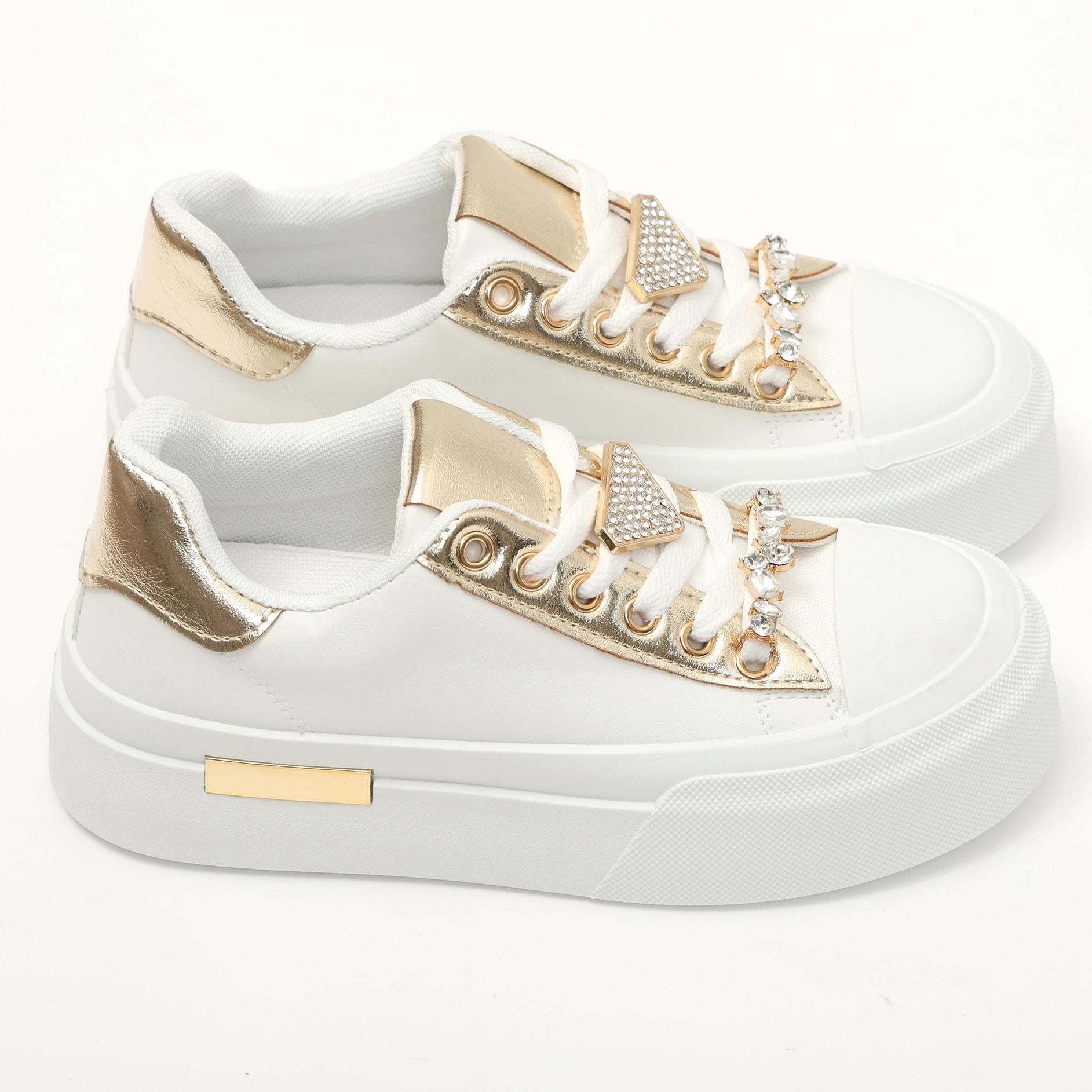 Sneakers in simil pelle con dettagli gioiello