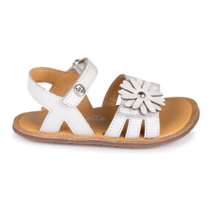 SANDALIA BAREFOOT BLANCA – FLOR EN RELIEVE Y ELEGANCIA ATEMPORAL