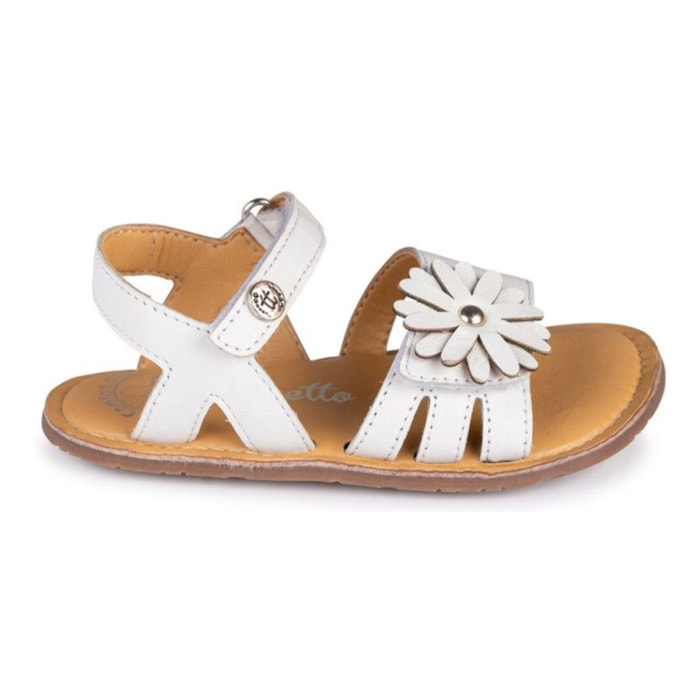 SANDALIA BAREFOOT BLANCA – FLOR EN RELIEVE Y ELEGANCIA ATEMPORAL