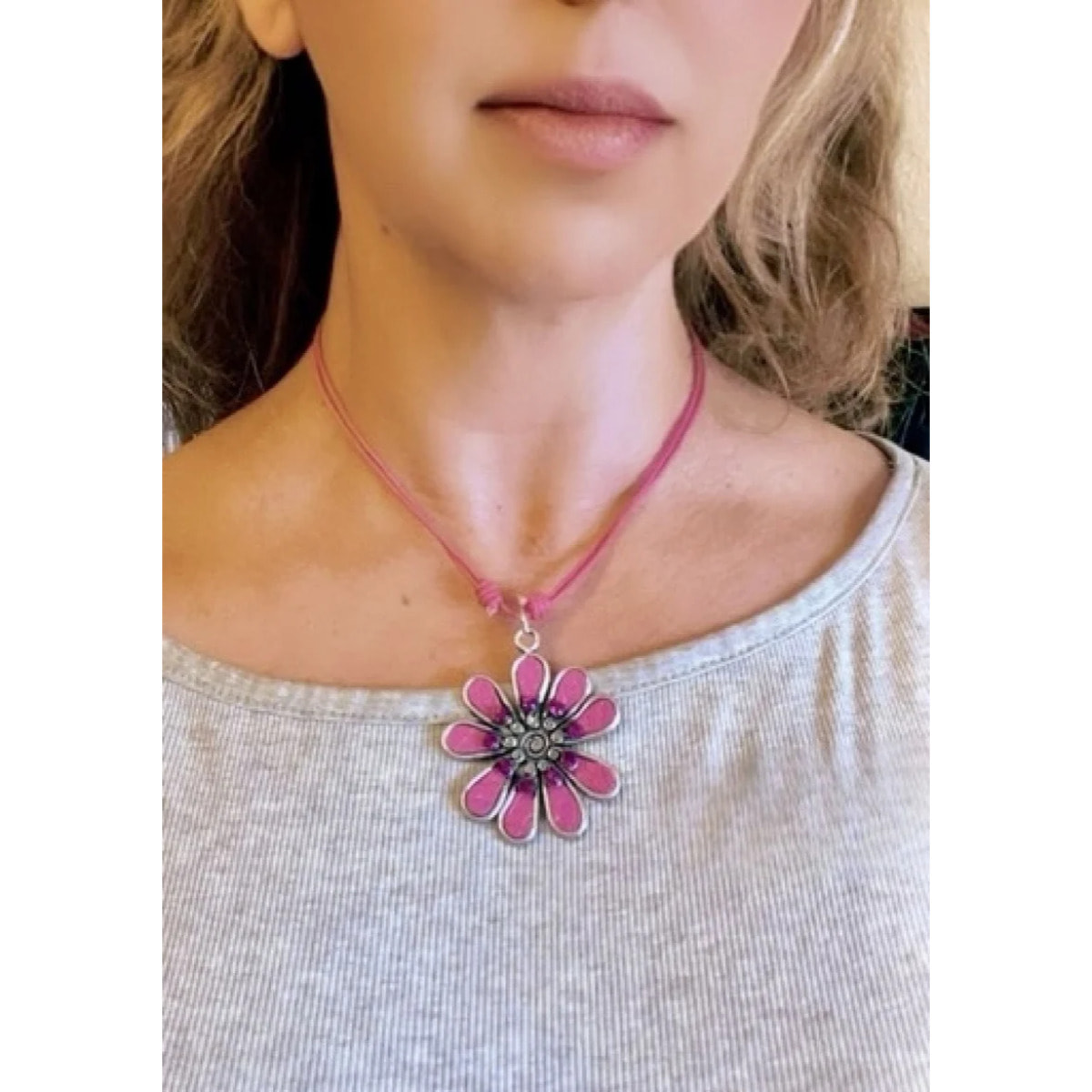 Collar largo margarita color con cristal de Sw Rosa