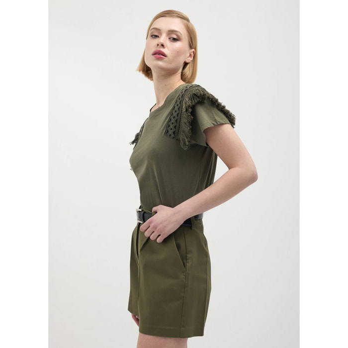 T-shirt smanicata con passamaneria