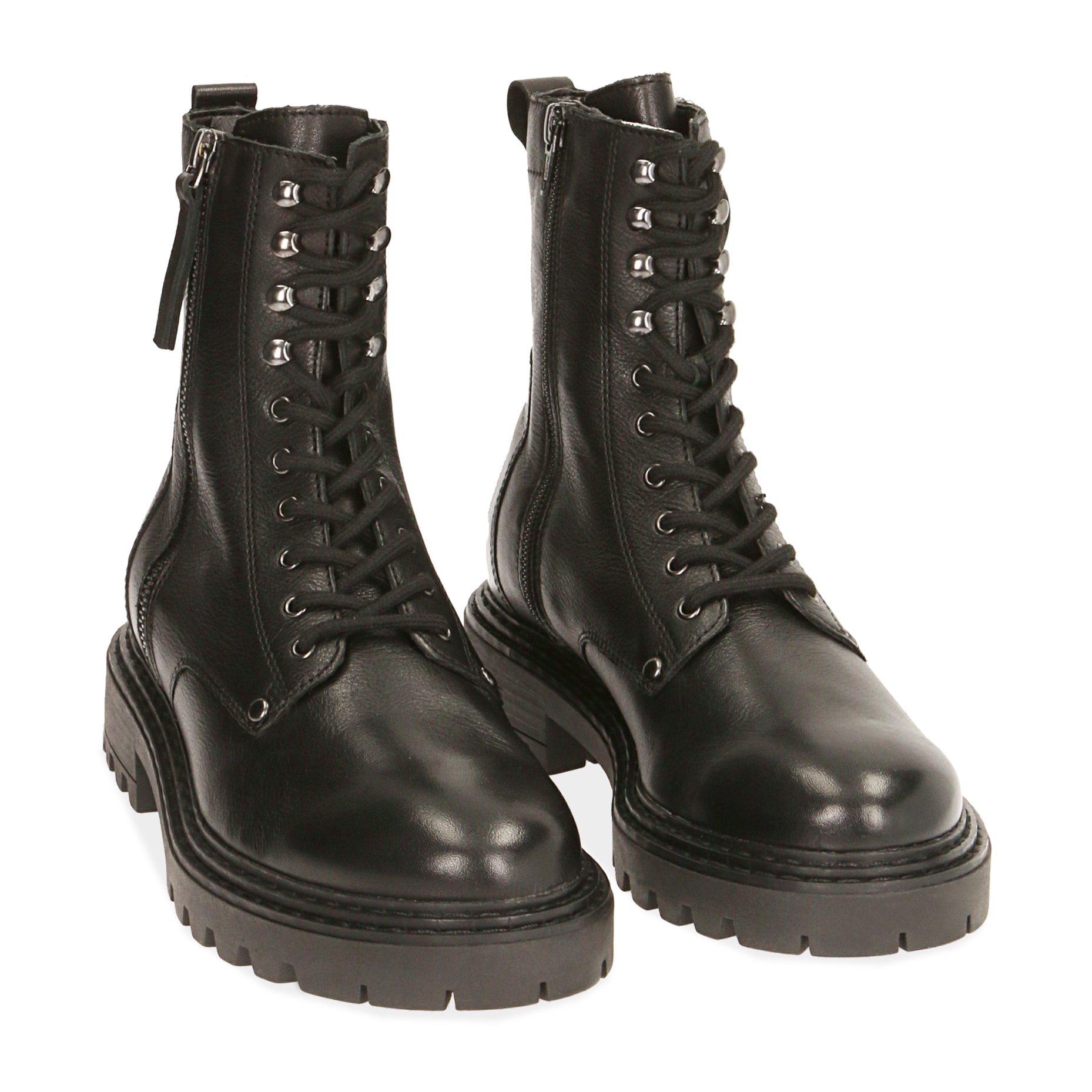 Botas militares de cuero negro.