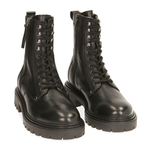 Botas militares de cuero negro.