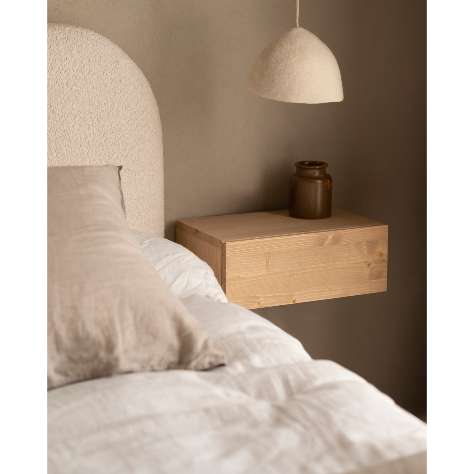 Table de chevet flottante en bois massif ton chêne moyen 15x40cm Hauteur: 15 Longueur: 40 Largeur: 25.5