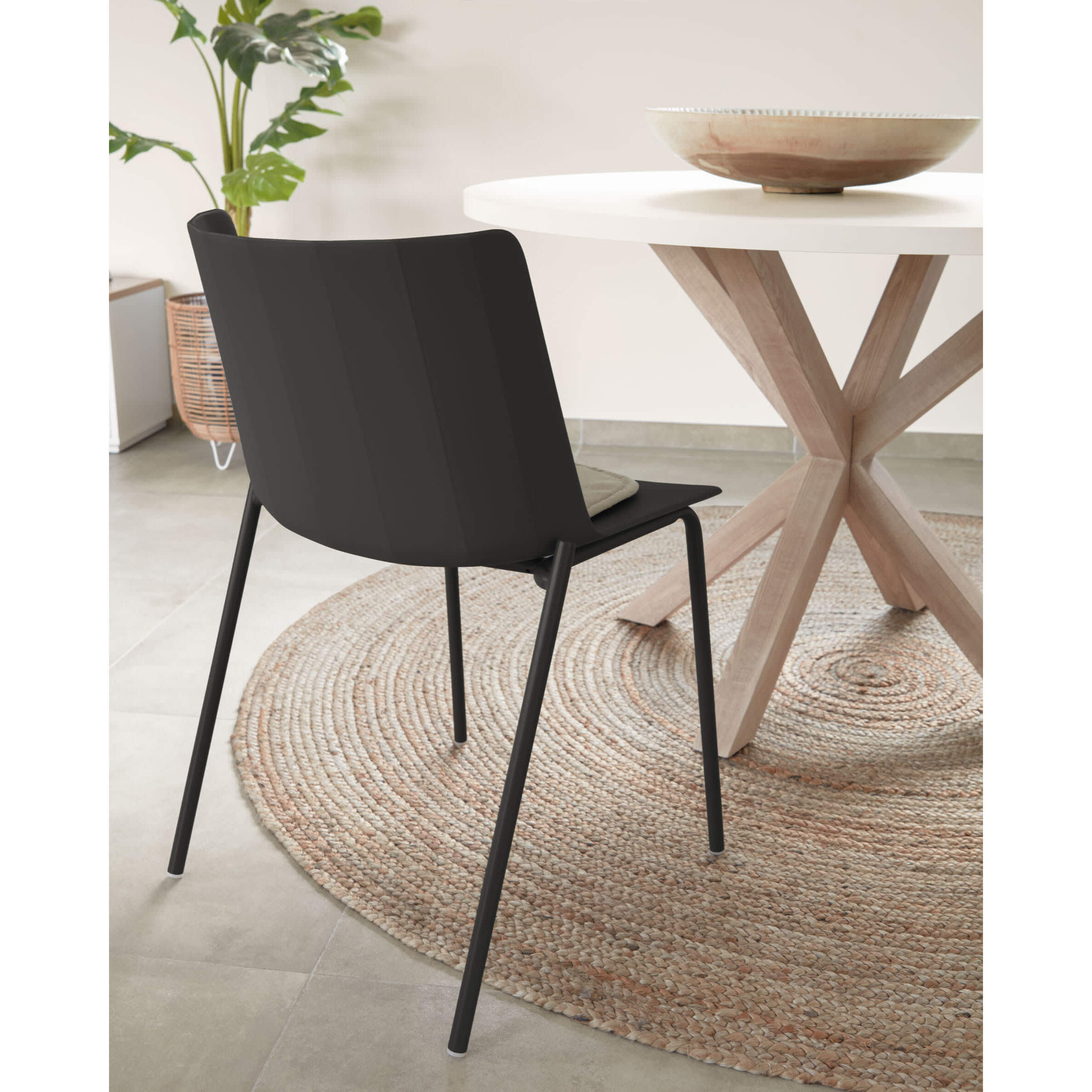 Kave Home - Sedia Hannia nera e gambe in acciaio nero