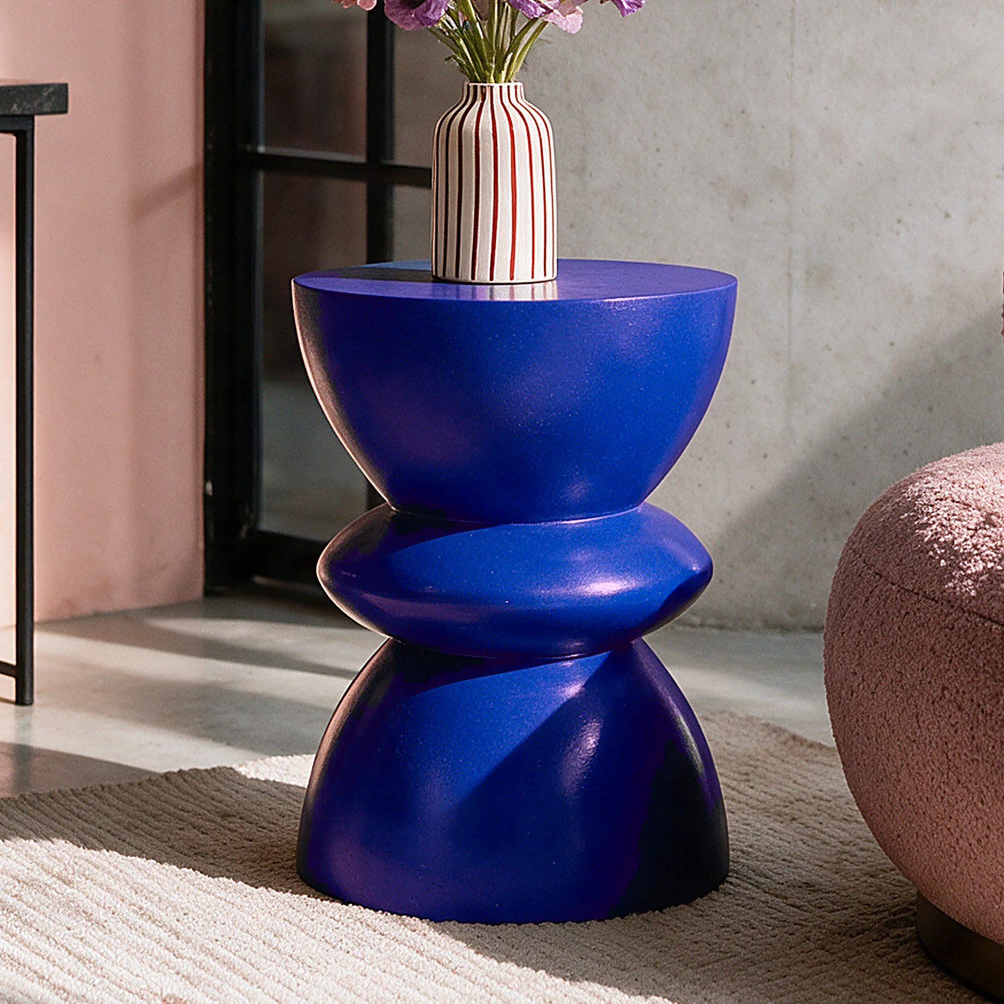 Table d'appoint ronde bleu roi en fibre d'argile effet béton D35 cm - Maupiti