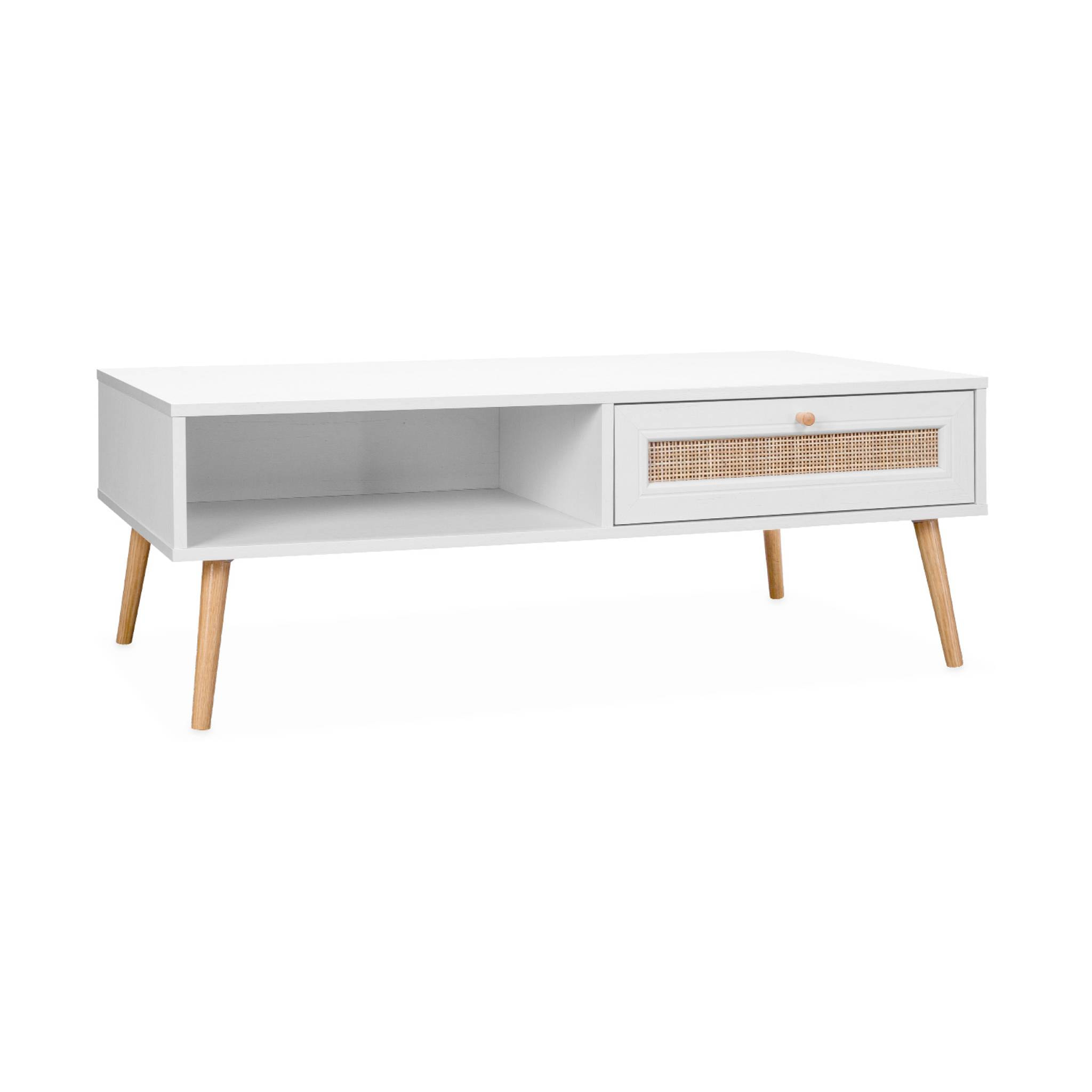 Table basse en cannage 110x59x39cm - Bohème - Blanc. 1 tiroir. 1 espace de rangement. pieds scandinaves