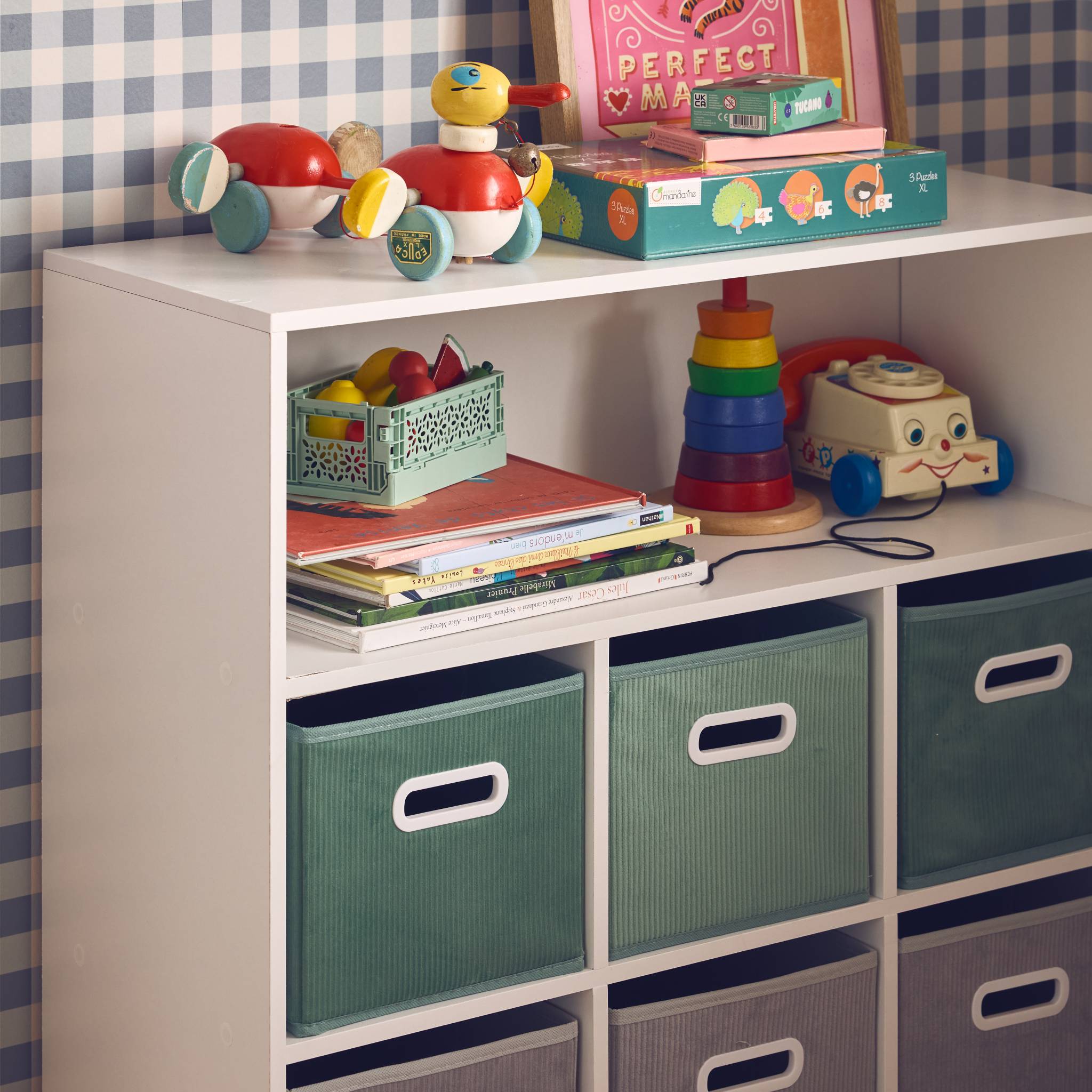 Meuble de rangement pour enfant avec 7 compartiments et 3 paniers verts et 3 paniers gris velours