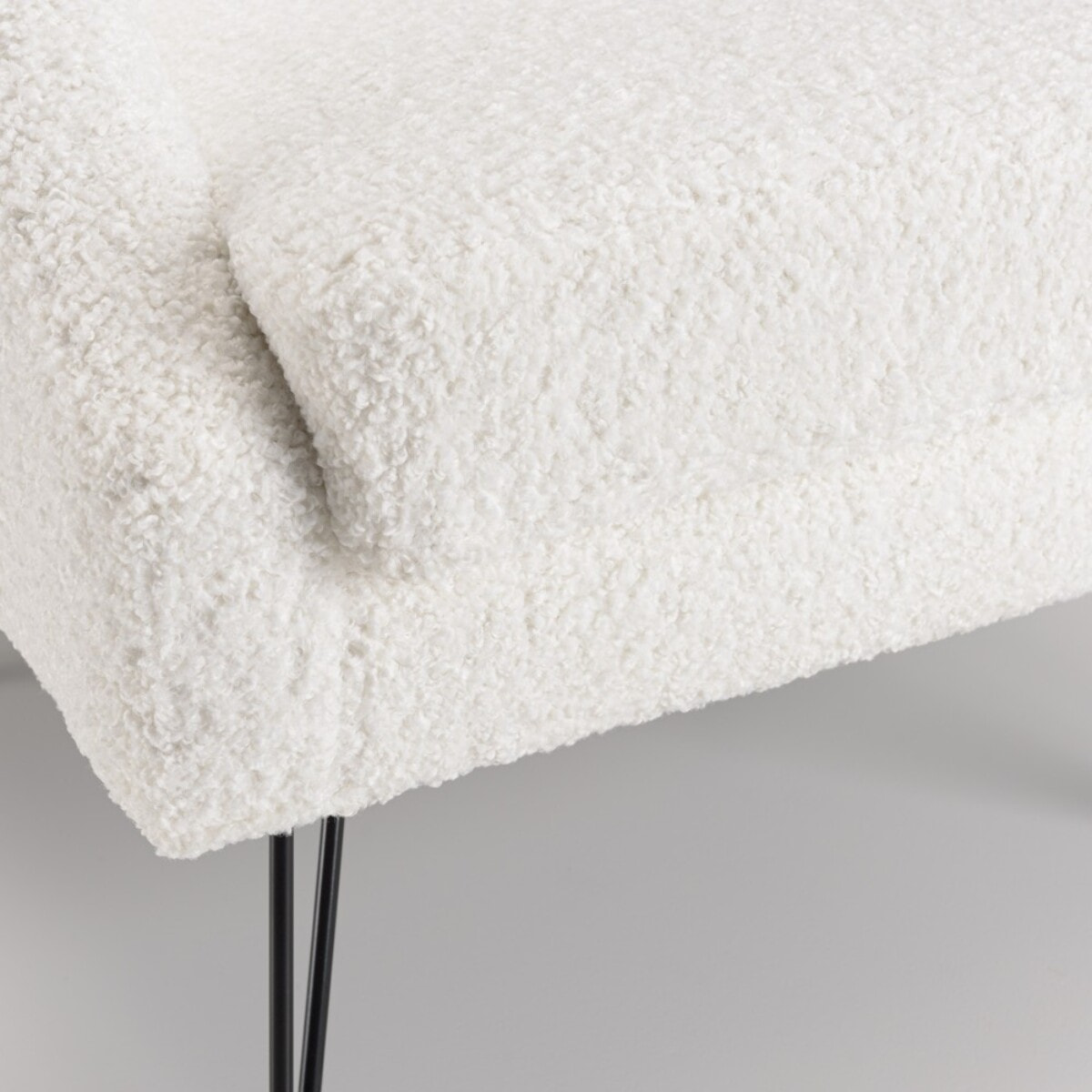 AGATHE - Fauteuil tissu bouclette blanc pieds épingles métal noir
