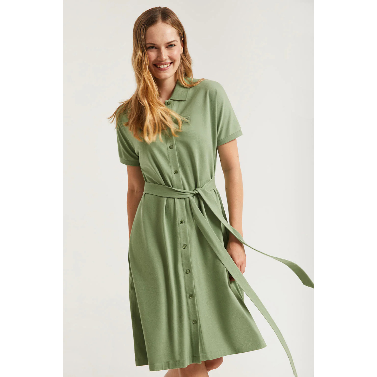 Vestido midi verde con logo bordado al tono