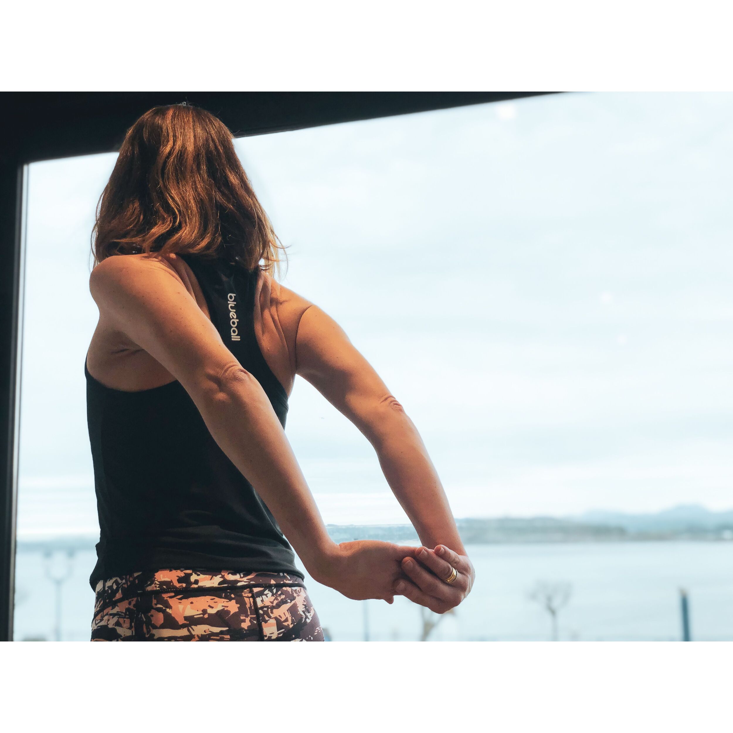 T-SHIRT DA CORSA SENZA MANICHE DA DONNA BLUEBALL NERA CON LOGO BIANCO