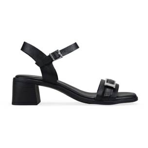Sandalias de tacón negras con hebilla metálica