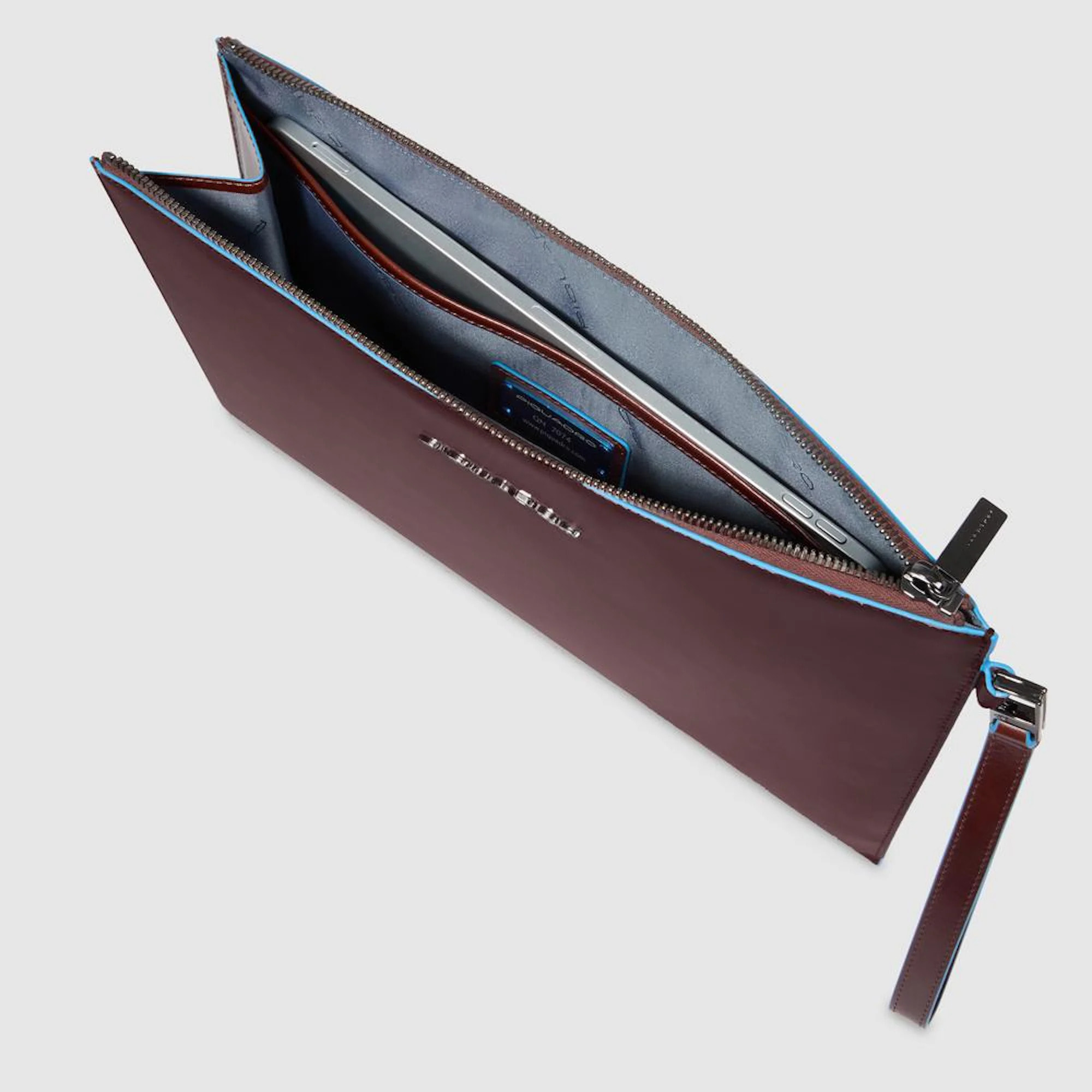 Piquadro Pochette porta iPad® in pelle con polsiera rimovibile e tasca per AirPods®