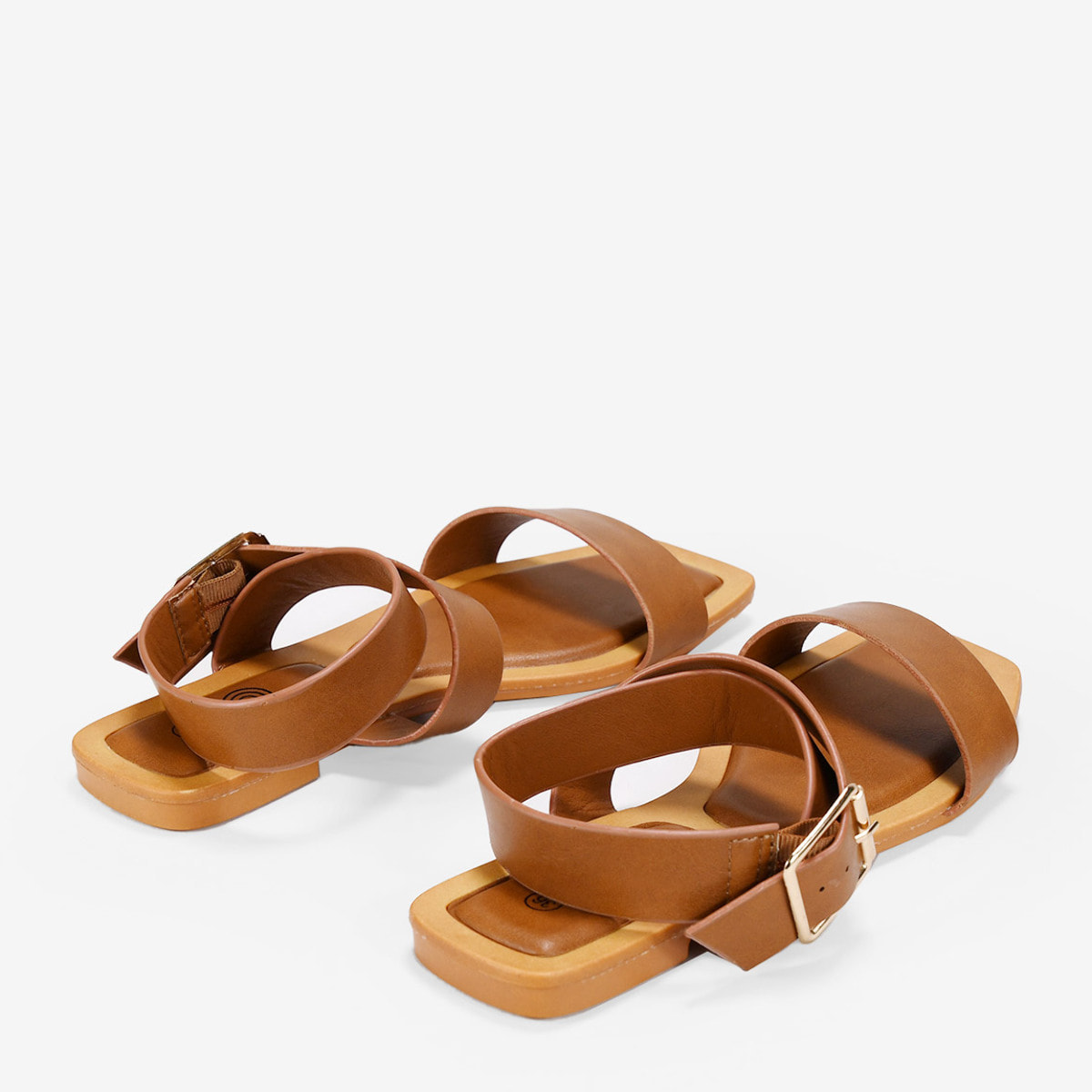 Sandalias planas marrones con hebilla