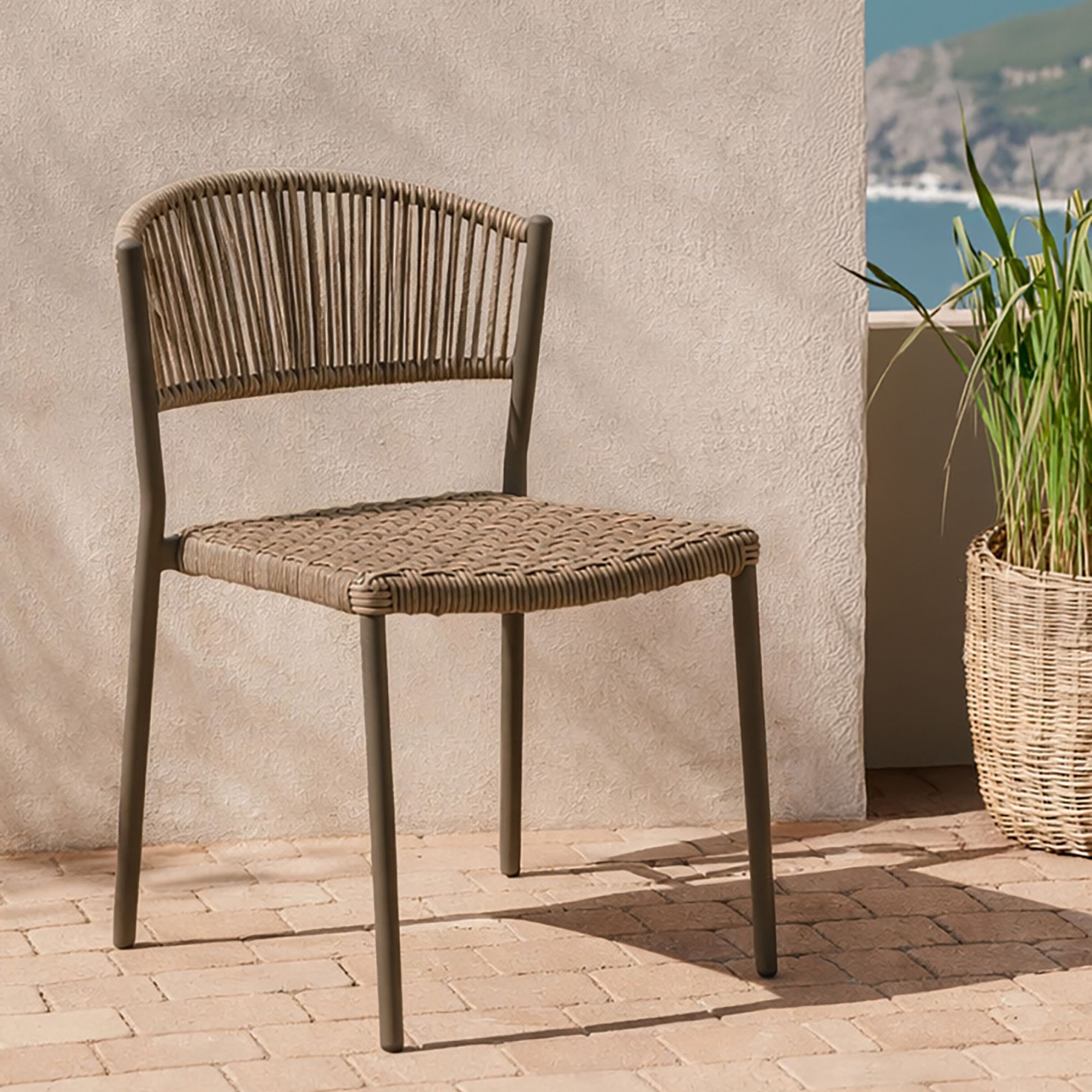 Ensemble table et 8 chaises de jardin en aluminium moka MADRAGUE