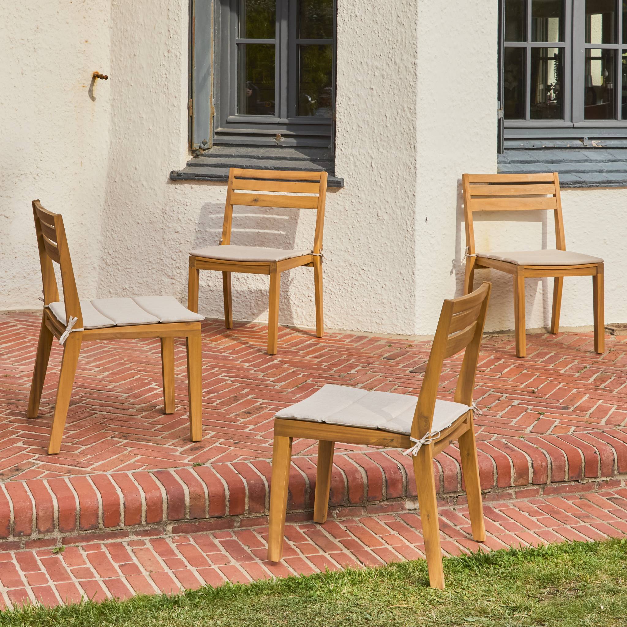 Lot de 4 chaises de jardin beige MERINA bois d'acacia avec coussin. 52 x 55 x 81 cm
