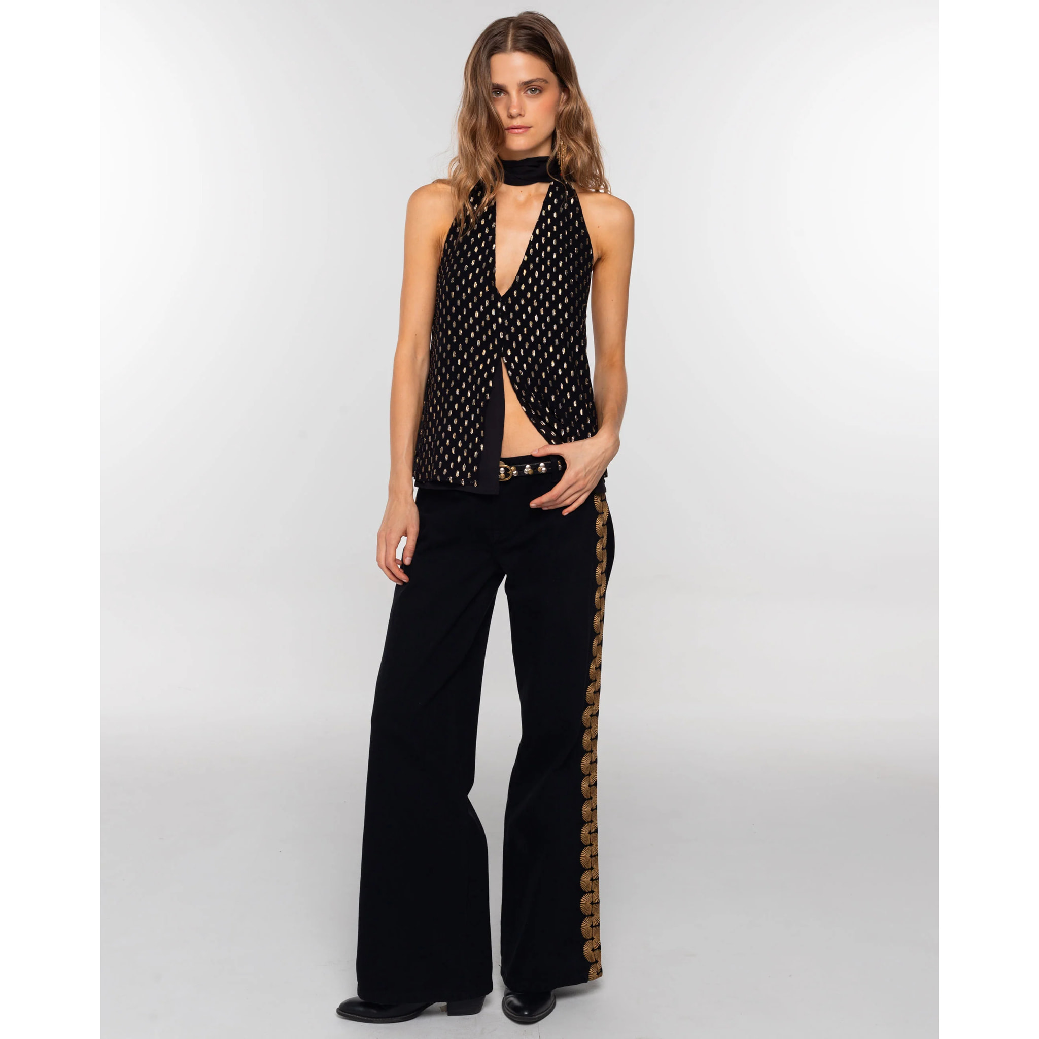 Top plumeti de mujer con escote en pico y lazada al cuello.