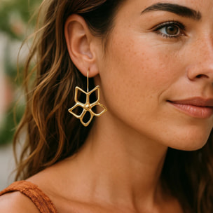 Pendiente gancho Irregular Blom G en dorado chapado latón