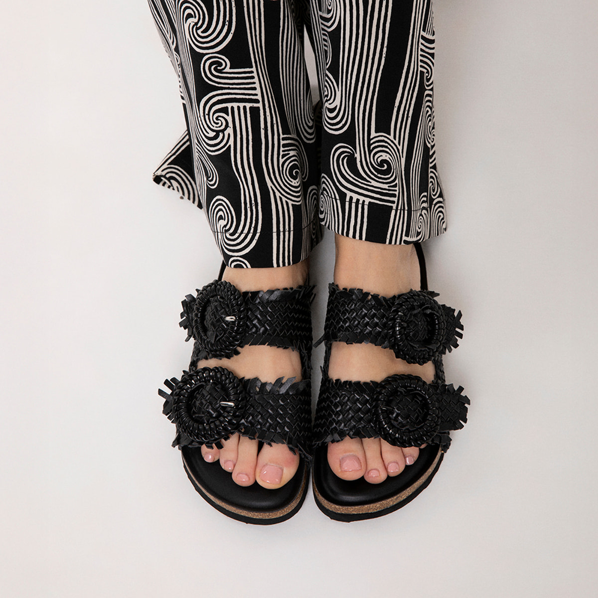 Sandalias chancla negras trenzadas