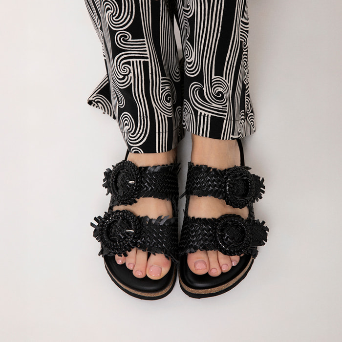 Sandalias chancla negras trenzadas