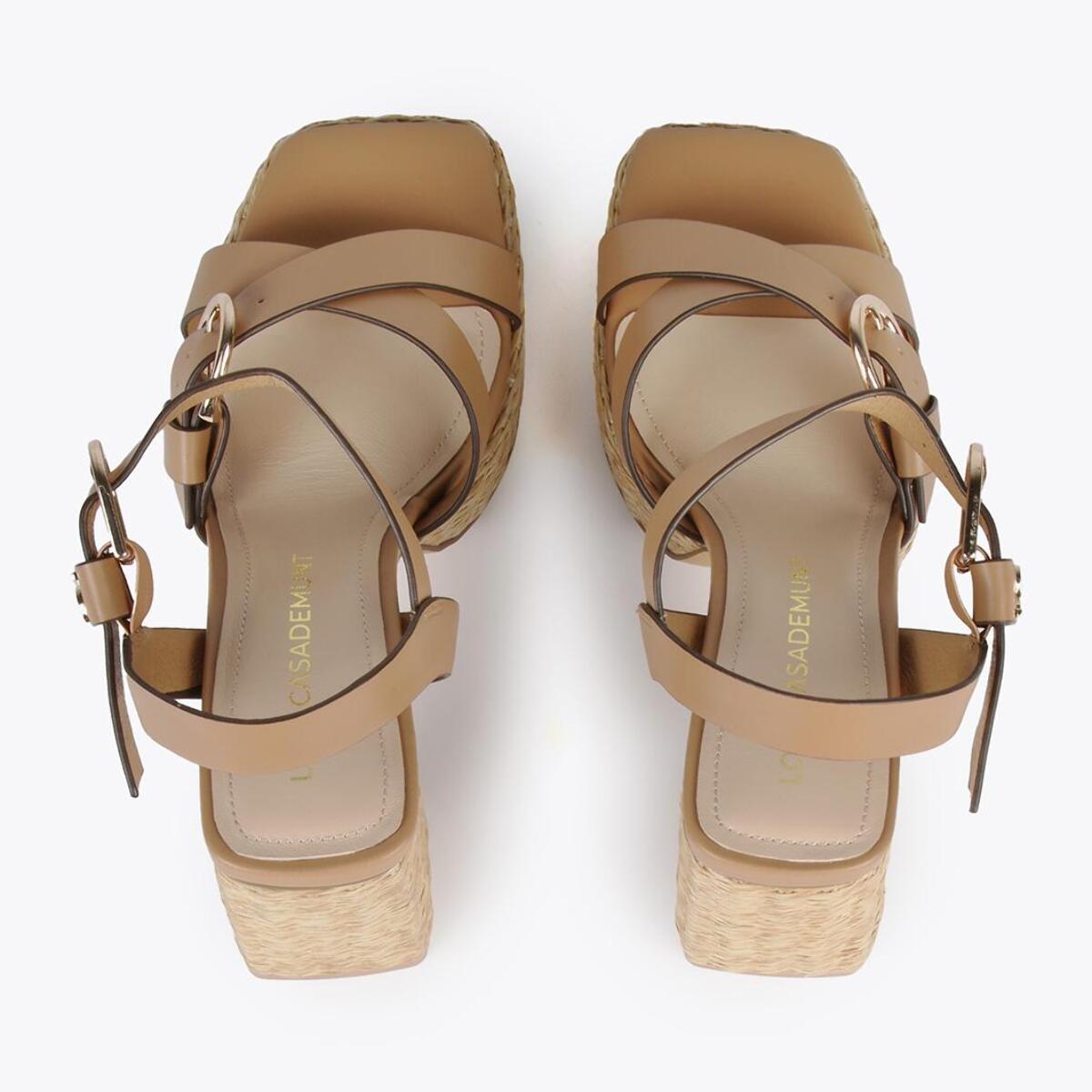 Sandali con tacco e fibbie