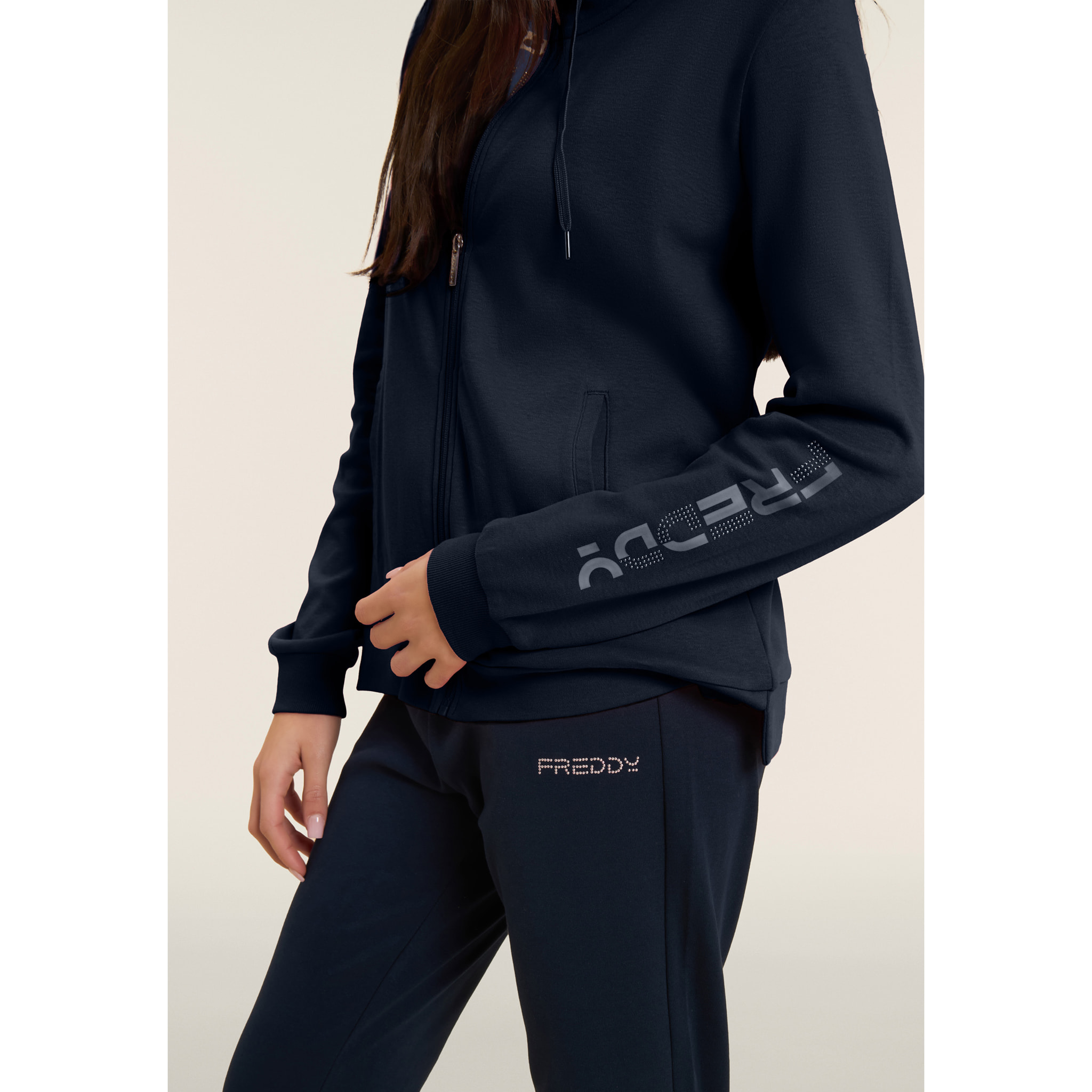 Tuta con zip e collo alto, logo con perline sulla manica