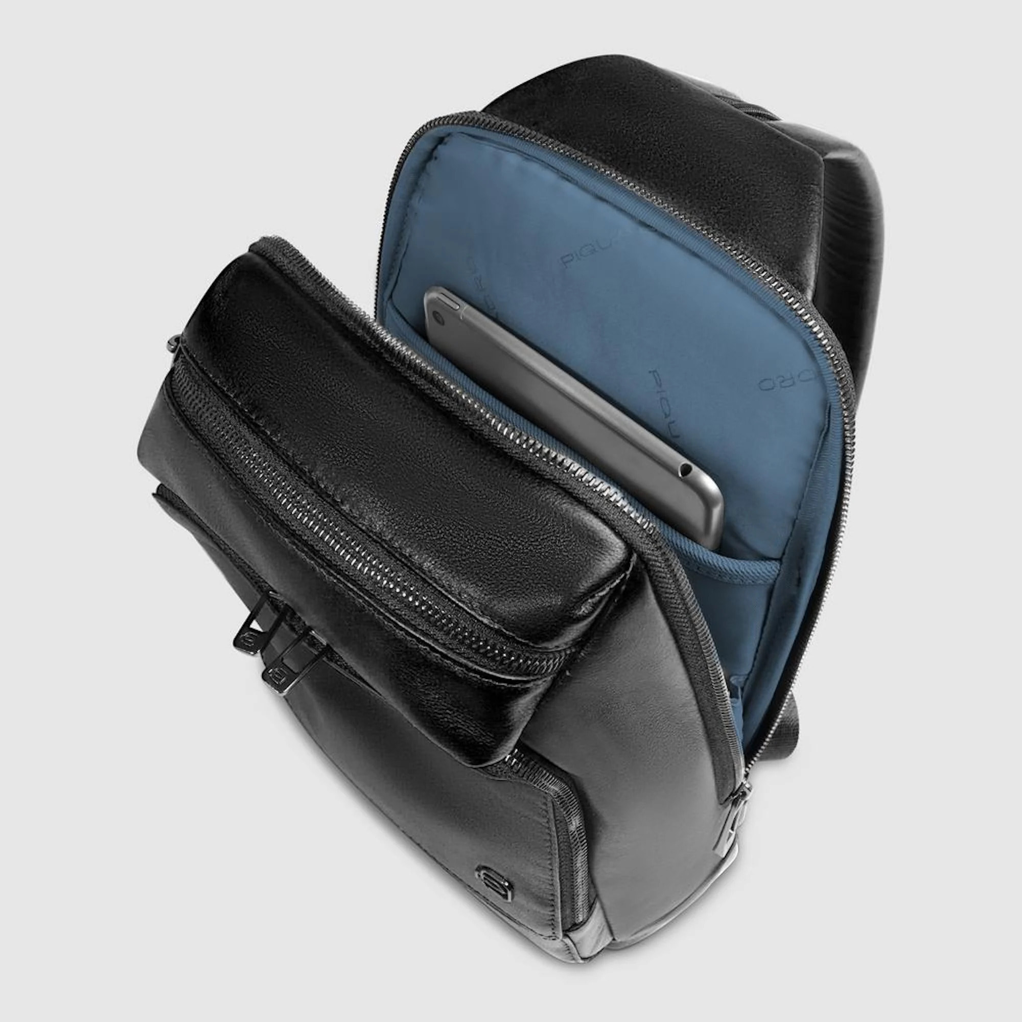 Piquadro Zaino monospalla in pelle personalizzabile porta iPad® con protezione RFID, portabile a zaino