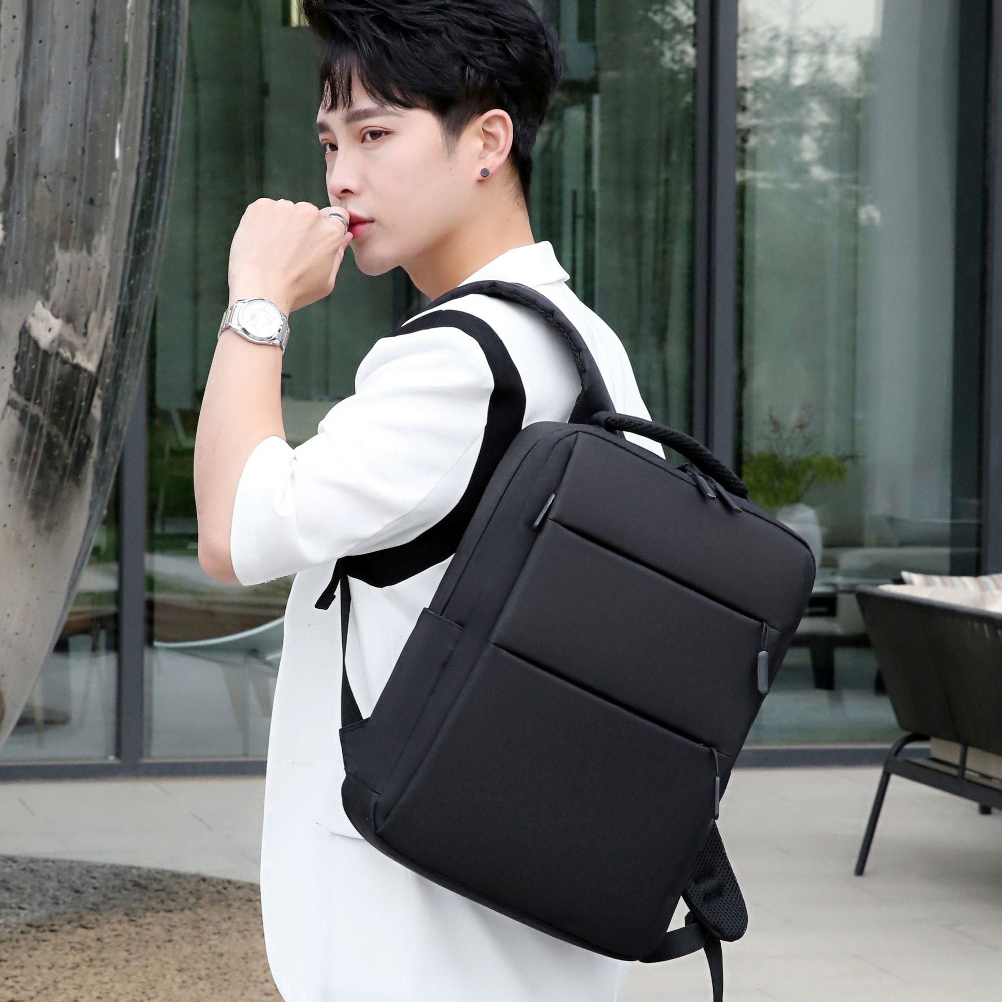 DAM Mochila para Laptop con interfaz de carga USB. 30x13x44 Cm. Color: Negro
