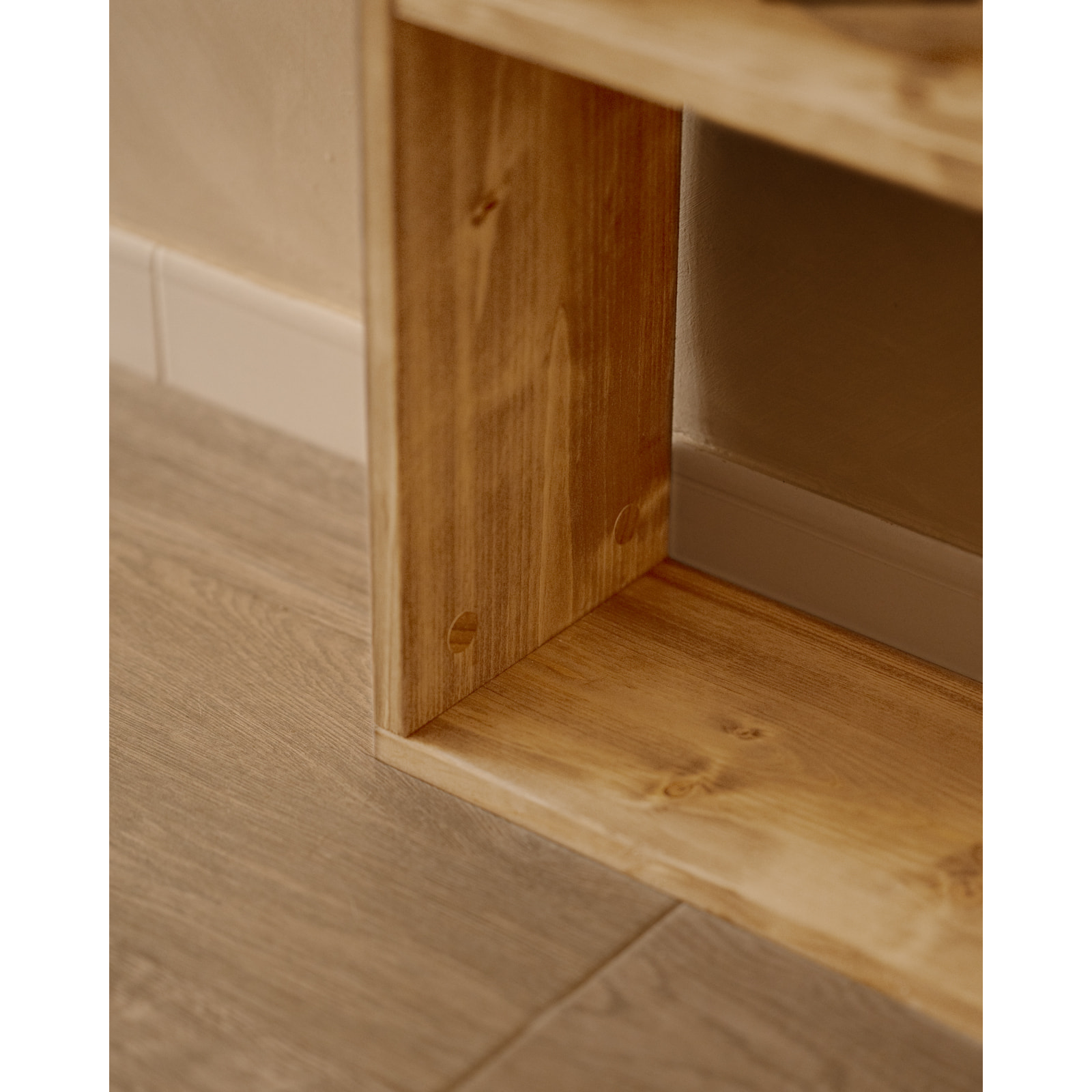 Estanteria de madera maciza en tono roble medio con 2 estantes Alto: 110 Largo: 40 Ancho: 20