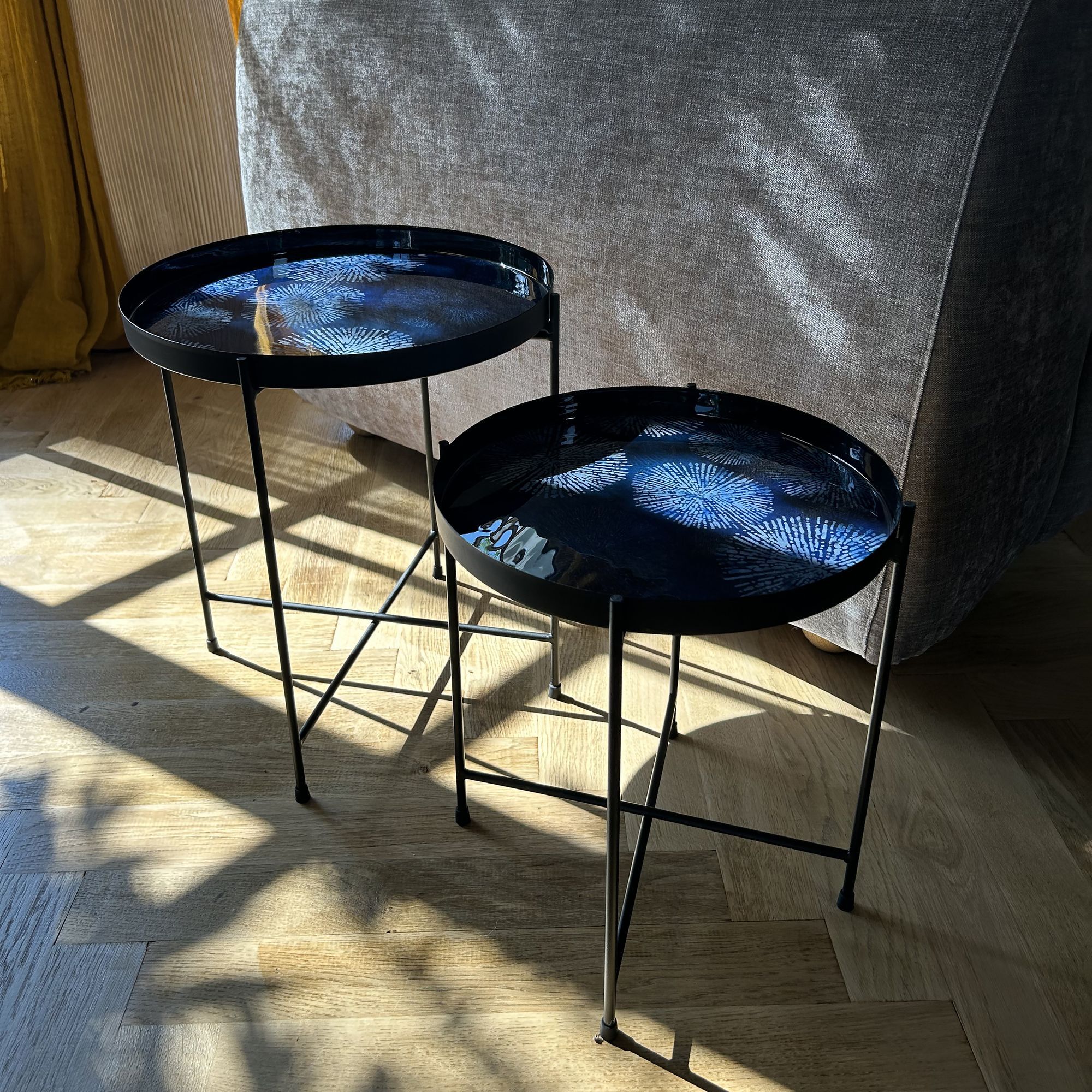 Set de 2 tables d'appoint avec plateau émaillé bleu GELA