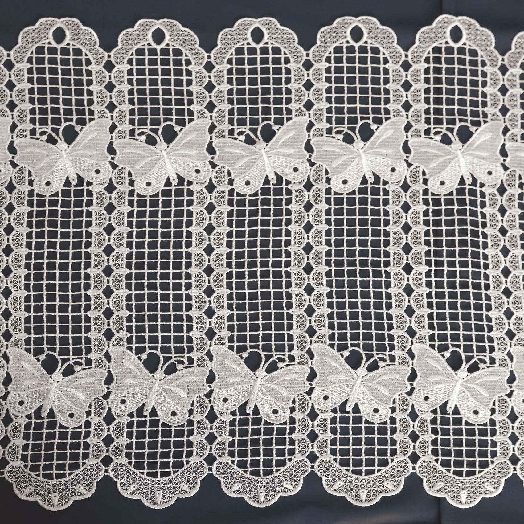 Brise bise papillons en macramé - Ecru