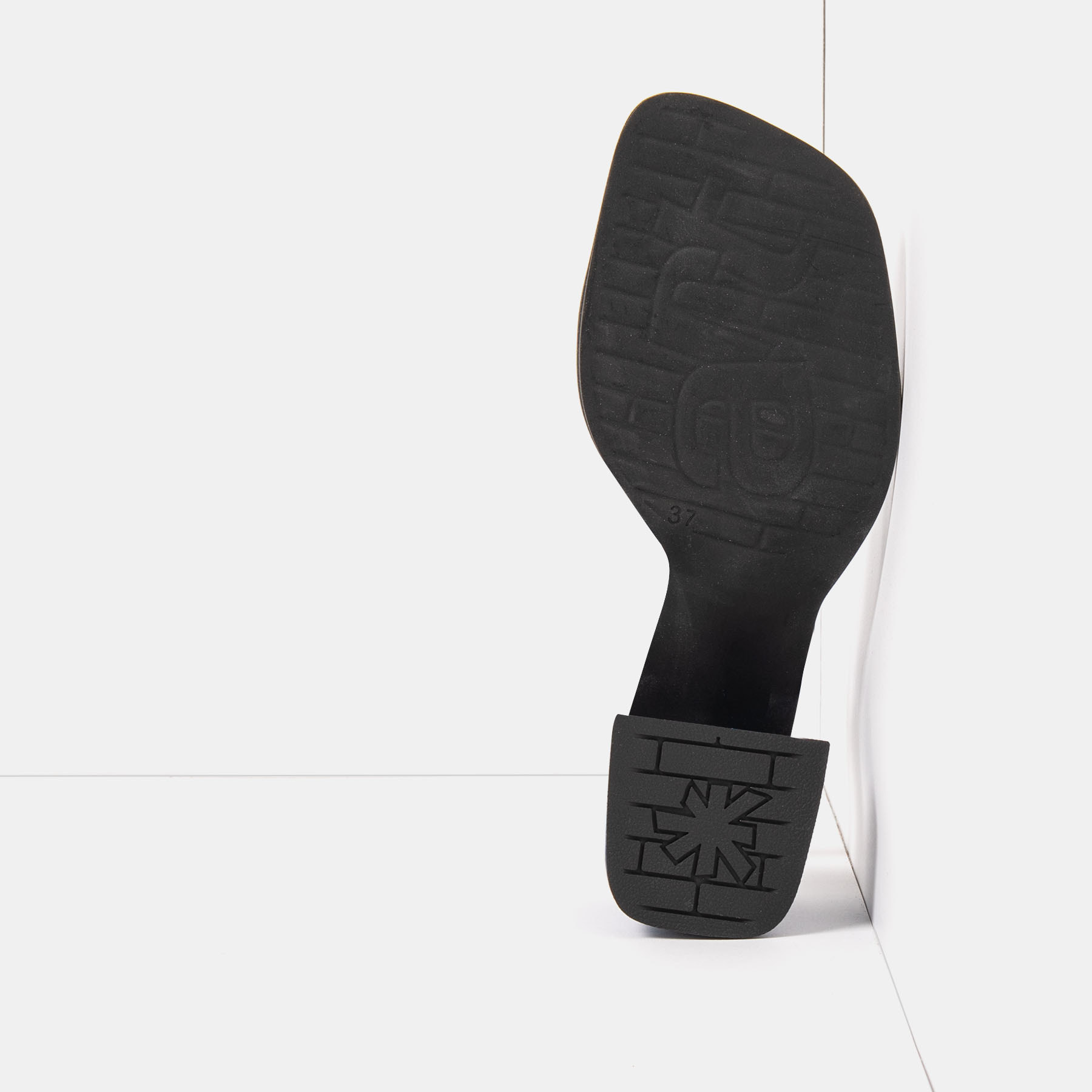 Sandalias con tacón 2011 NAPPA SHINNY BLACK / VERONA color Black