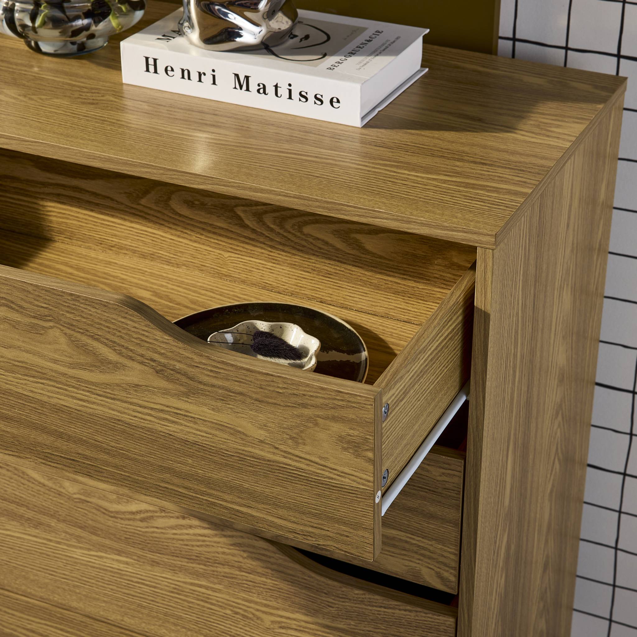 Commode effet frêne. 4 tiroirs. pieds en pin massif