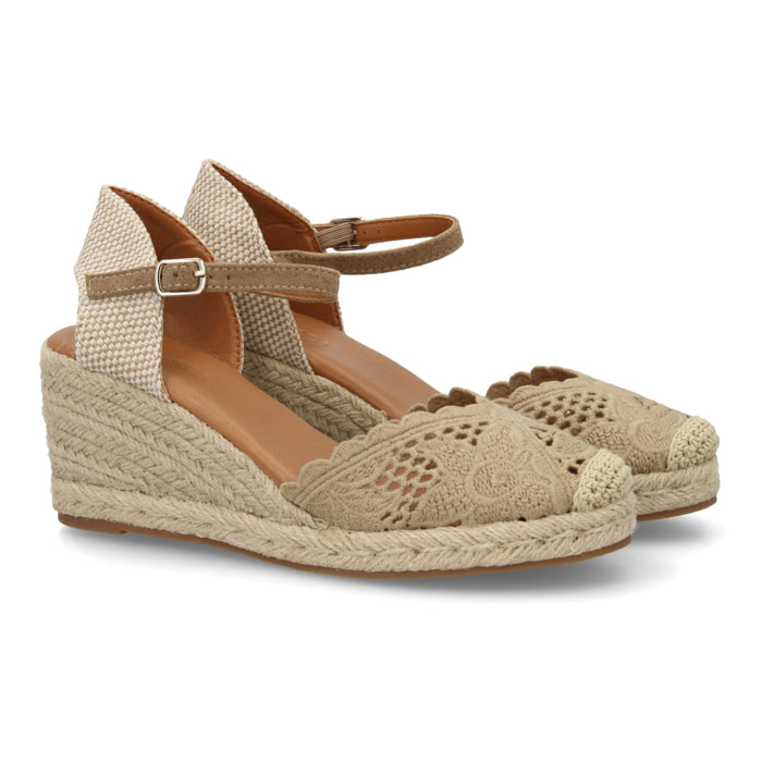 Alpargata cuña con calados altura media