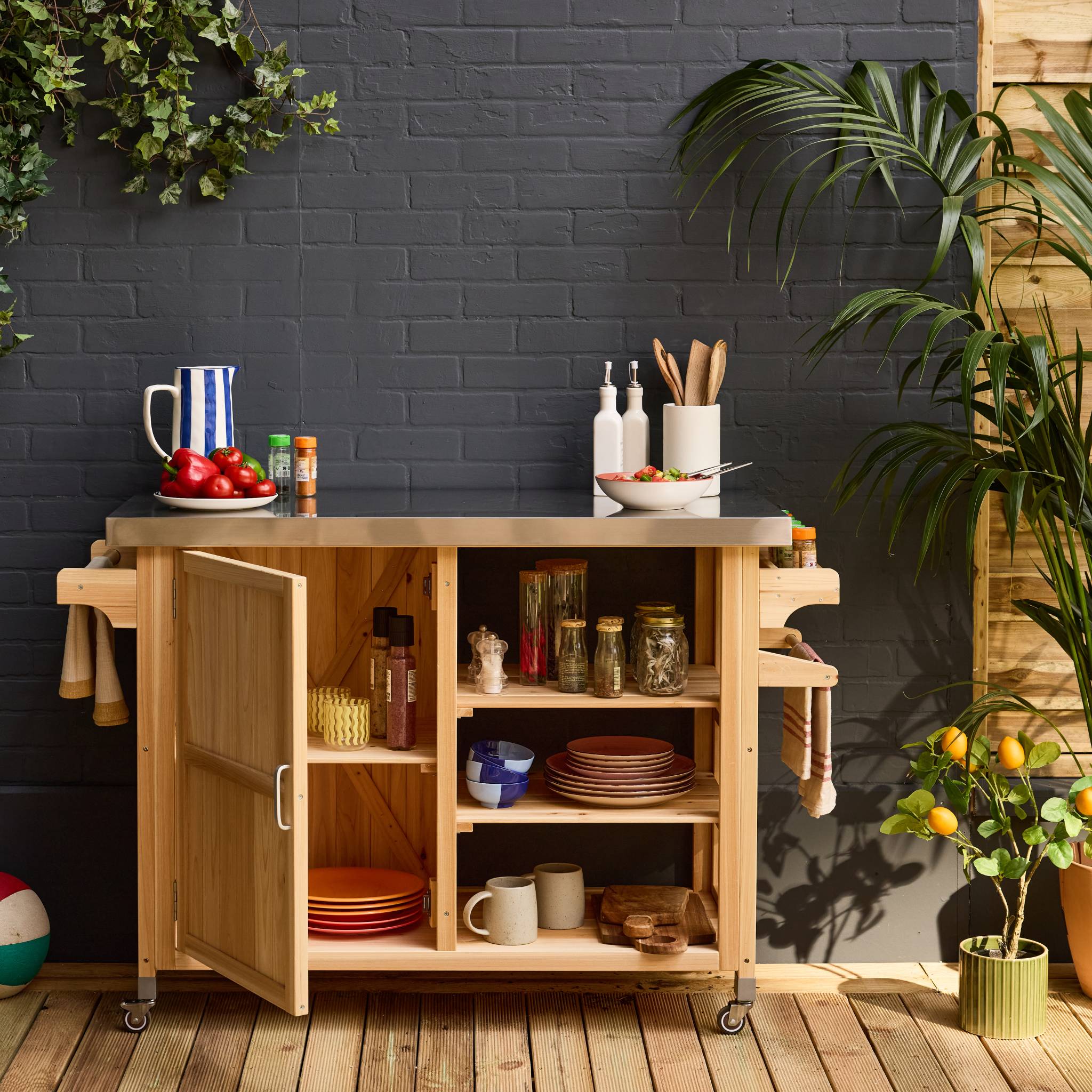 Cuisine d'extérieure 115cm bois avec poignées. 4 roues et 5 espaces de rangement. L 115 x l 51.5 x h 89.5cm