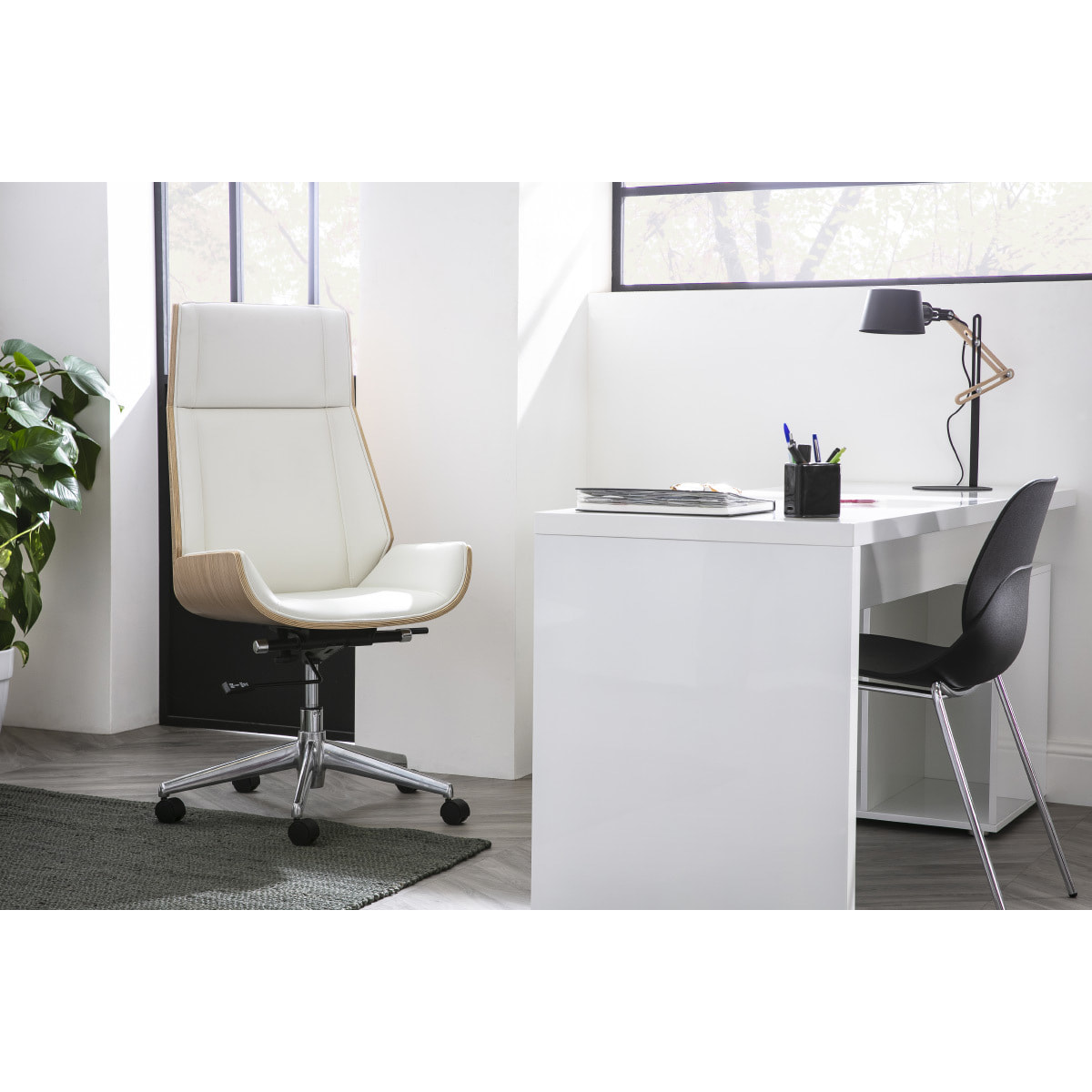 Fauteuil de bureau de direction design blanc, bois clair et acier chromé CURVED