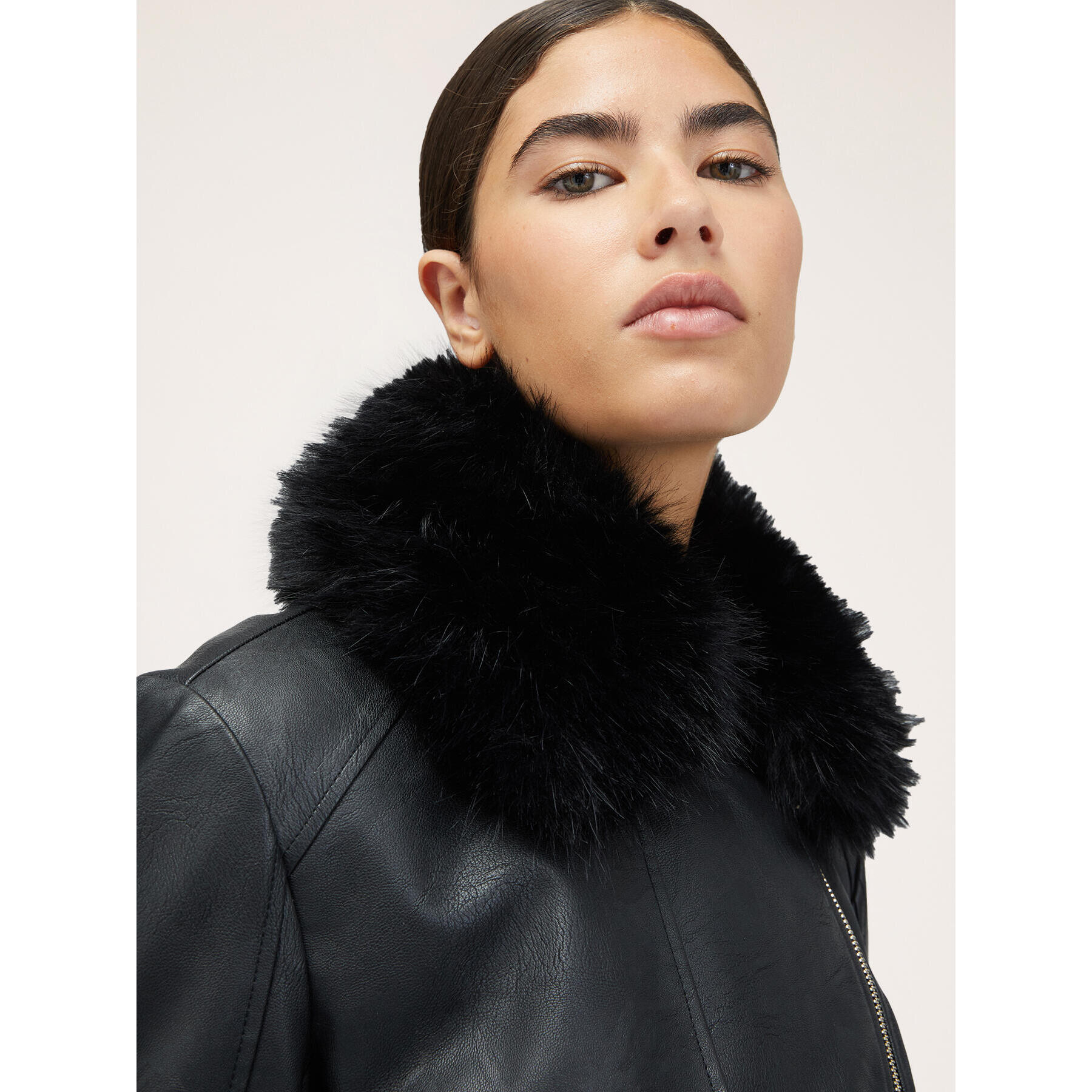 Motivi - Chaqueta motera en tejido revestido con cuello de peluche - Negro