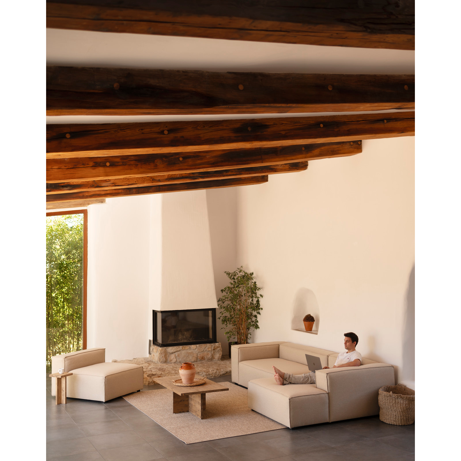 Mesa de centro de madera maciza en tono roble oscuro de 120x70cm Alto: 40 Largo: 120 Ancho: 70