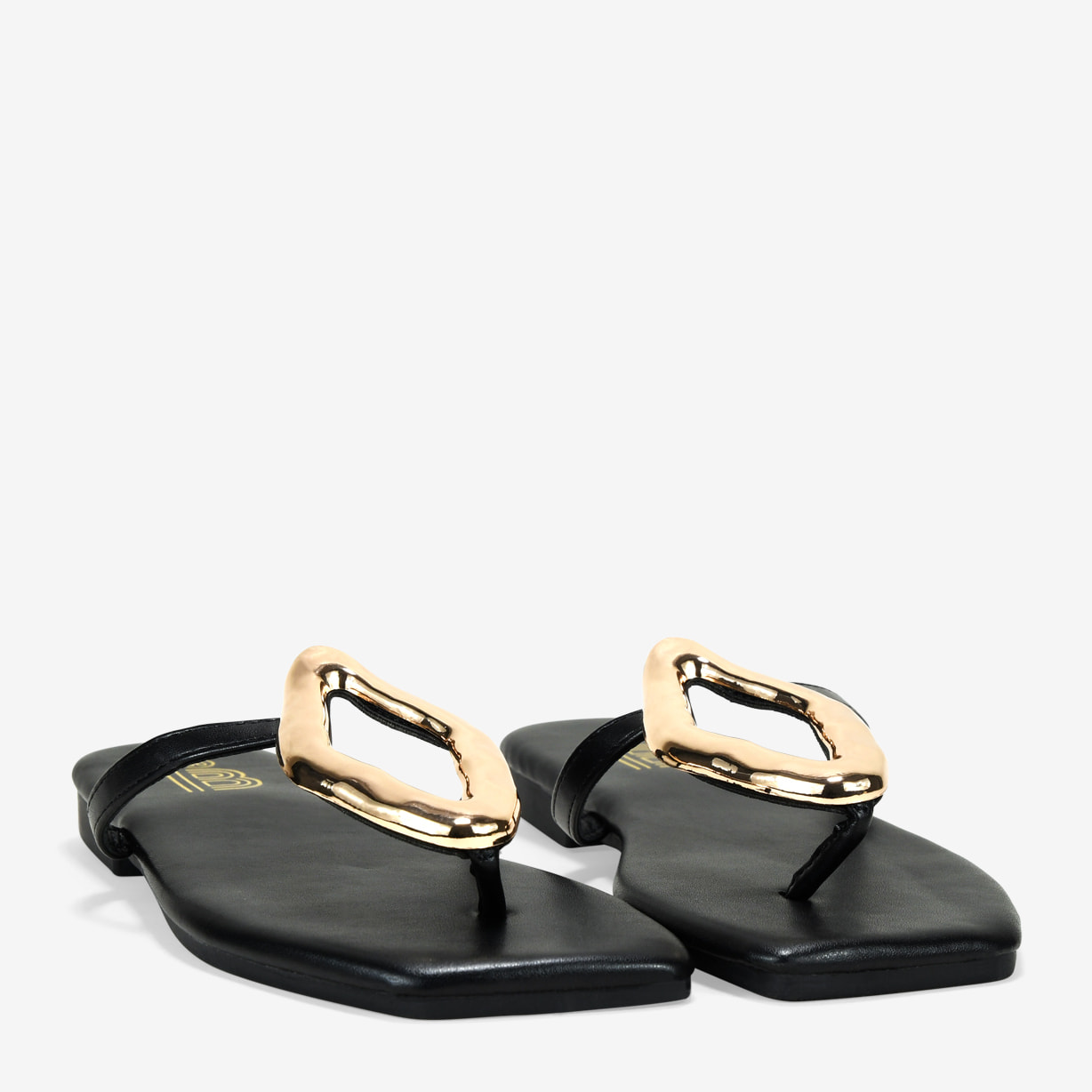 Sandalias de dedo negras con pieza metálica