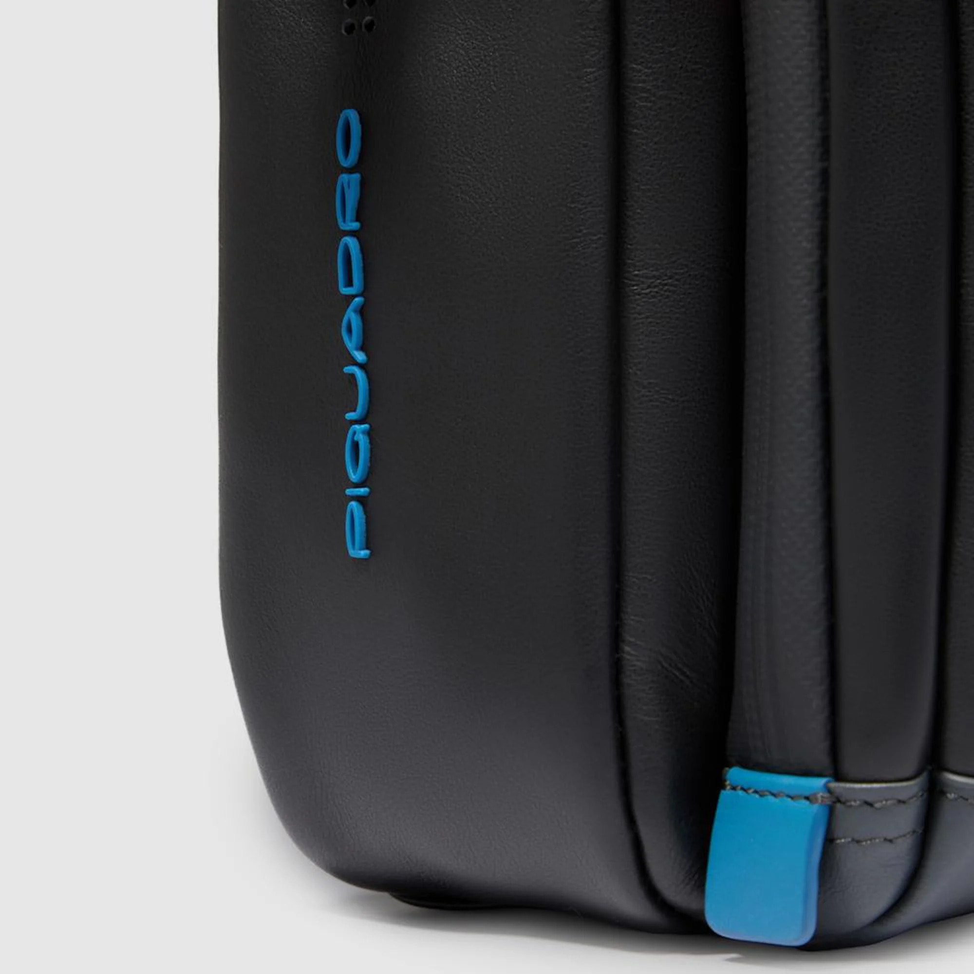Piquadro Borsa messenger in pelle porta pc con tasca per AirPods®, protezioni antiurto e RFID